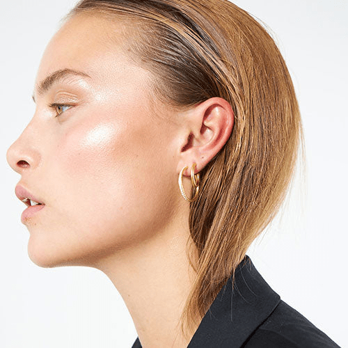 Model iført Infinity Pear Hoops i forgyldt sølv