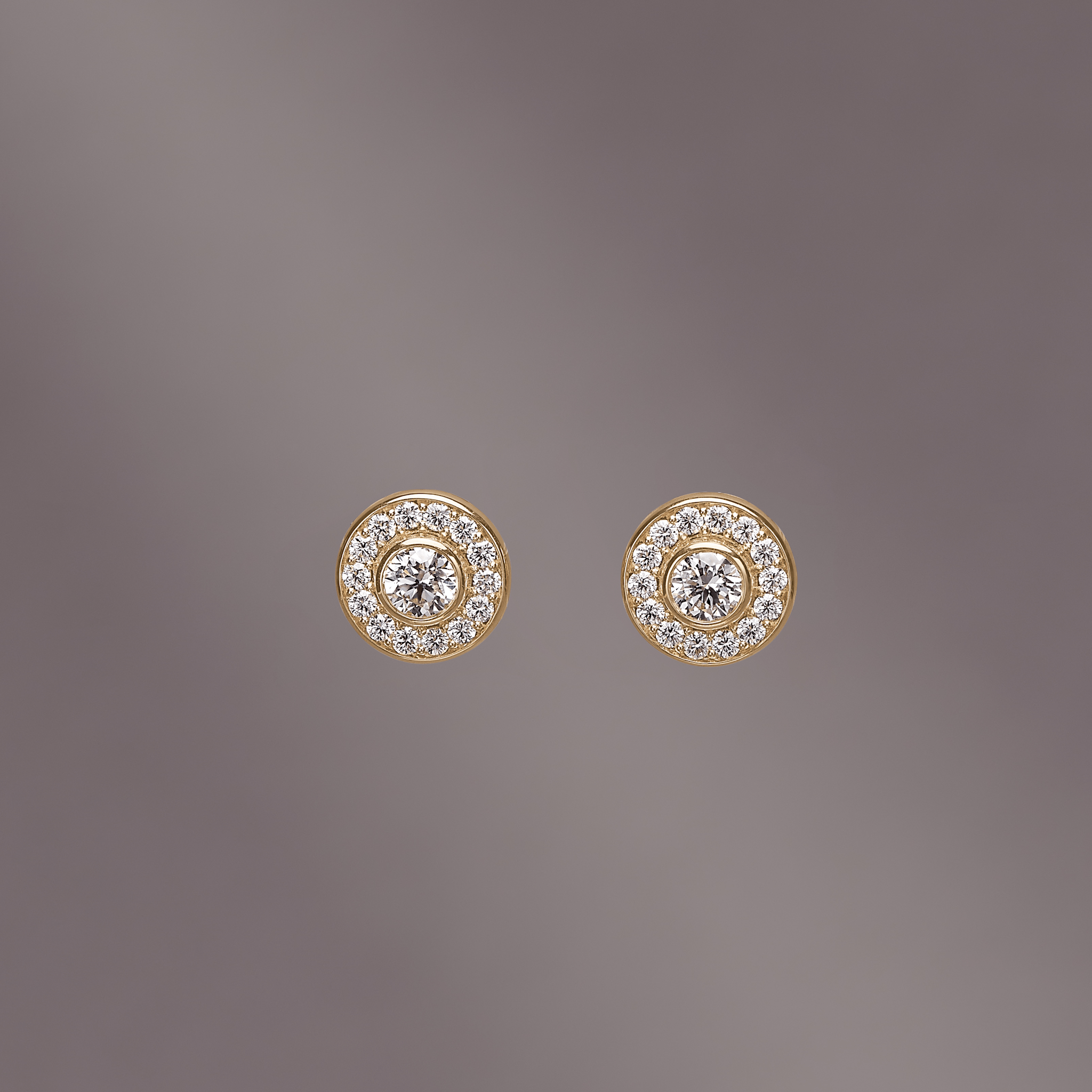 Heritage Earstuds i 18K guld fotograferet på gråbrun baggrund