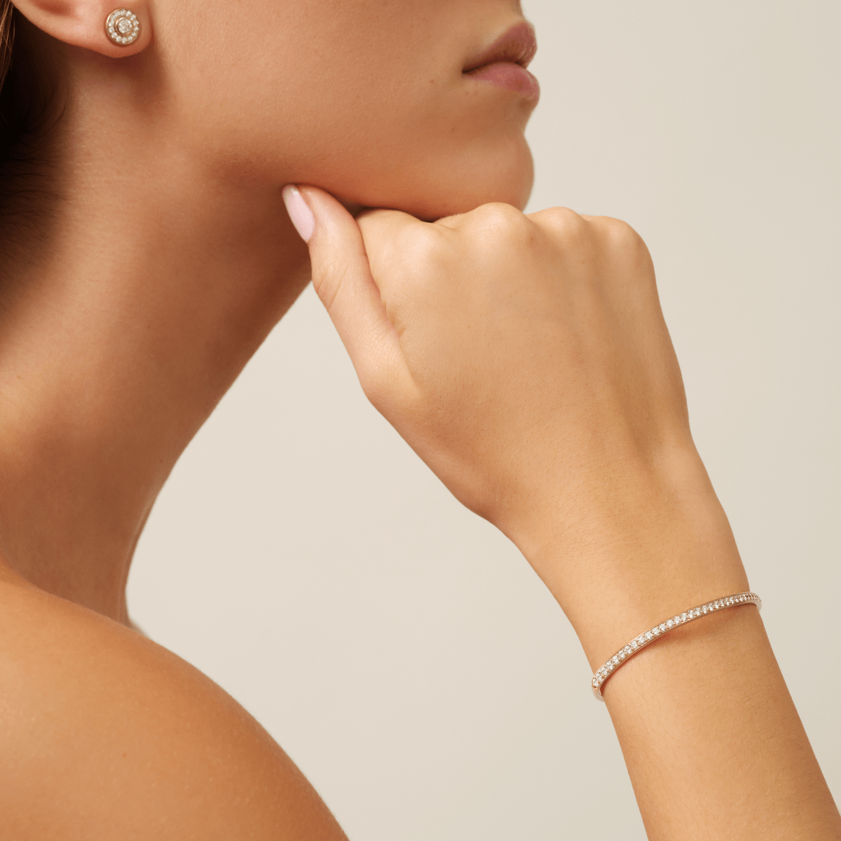 Model bærer Elegance Armbånd om håndleddet; øredob og ring på billedet er ikke en del af dette produkt.