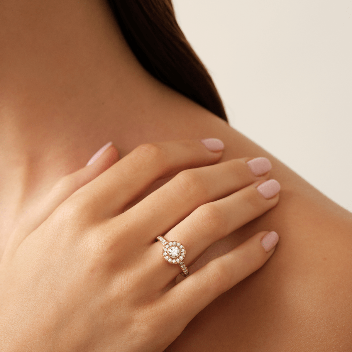 Model bærer Heritage P.S. Ring på hånden, diamantring i guld