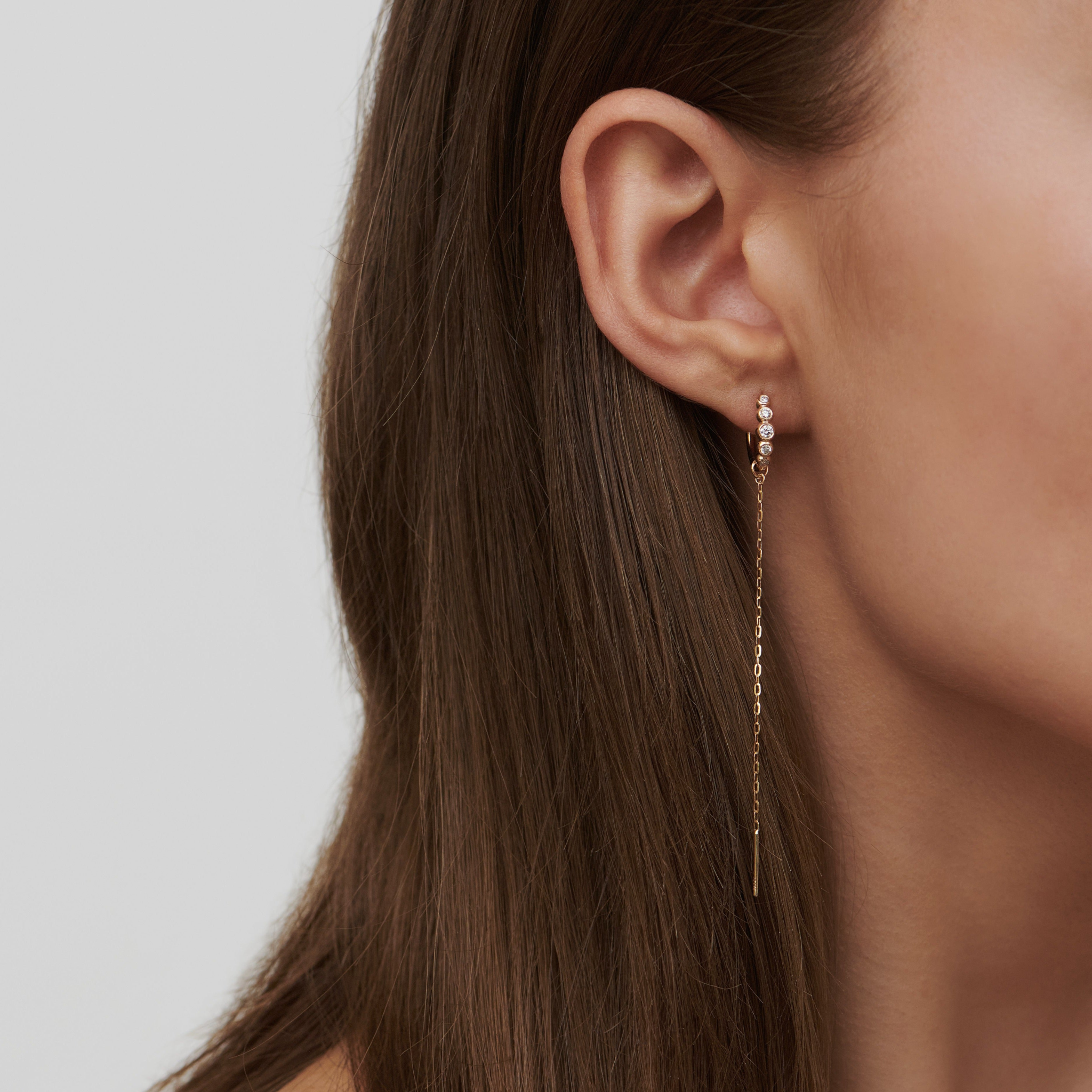 Pristine Medium Hoop i 14K guld, stylet med perle-ørevedhæng fra Eden-kollektionen