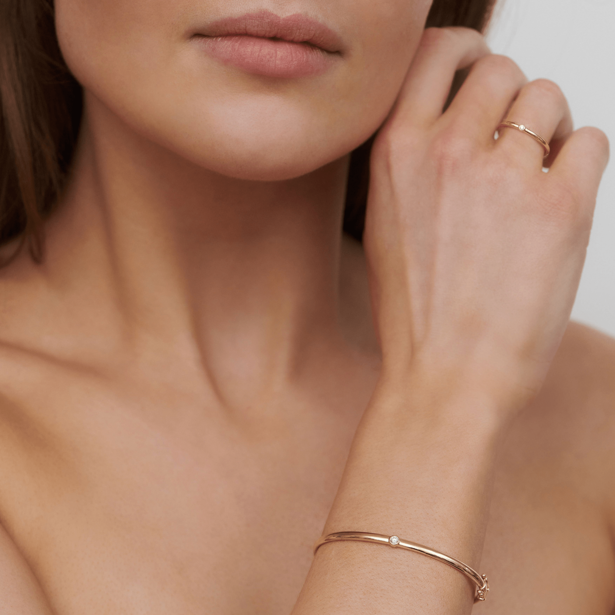 Model bærer Purity Ring sammen med Purity Bracelet på hånden