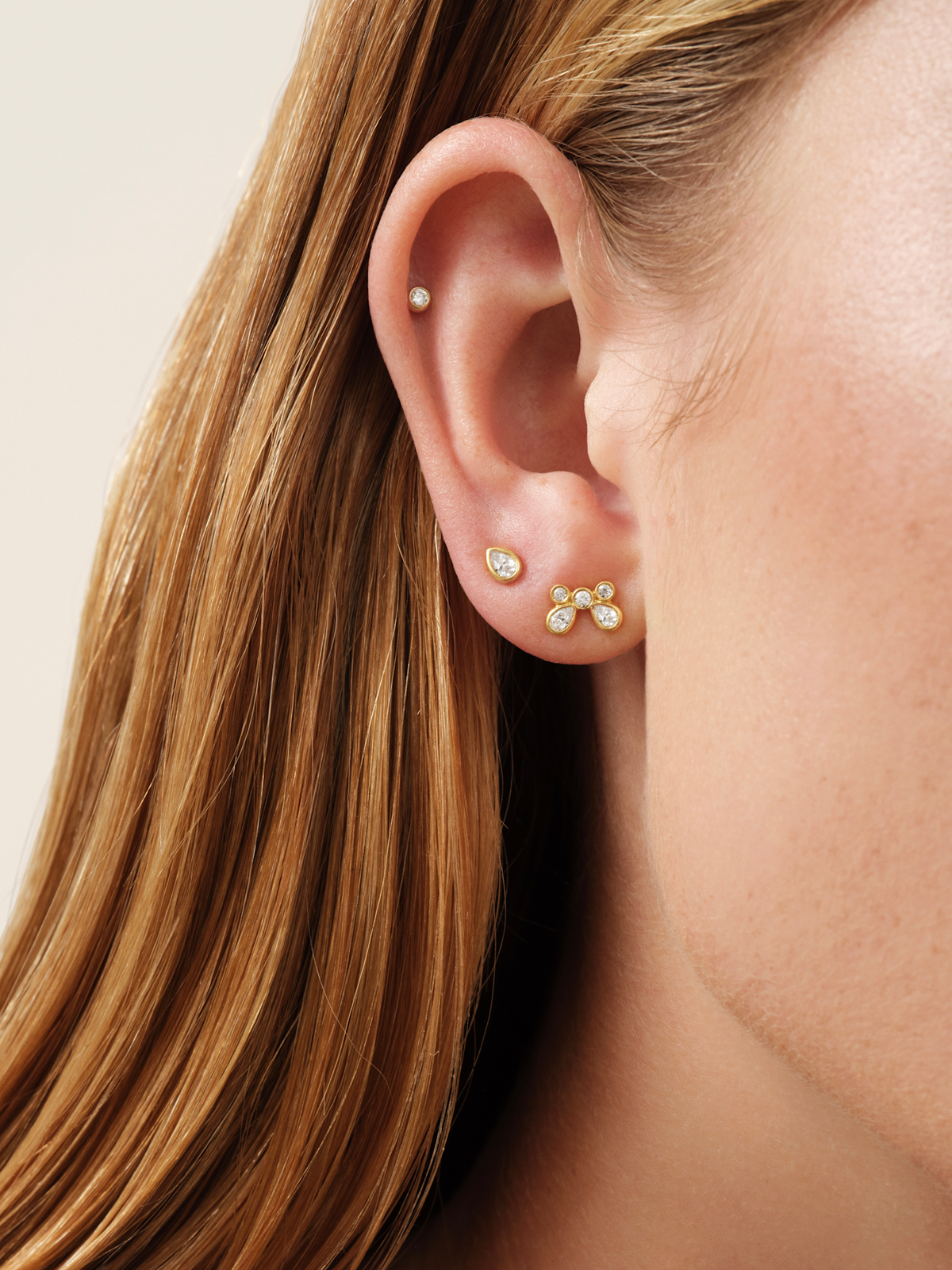 Model med flere ørepiercinger, herunder Meadow Earstud; øvrige smykker på billedet er ikke en del af dette produkt.