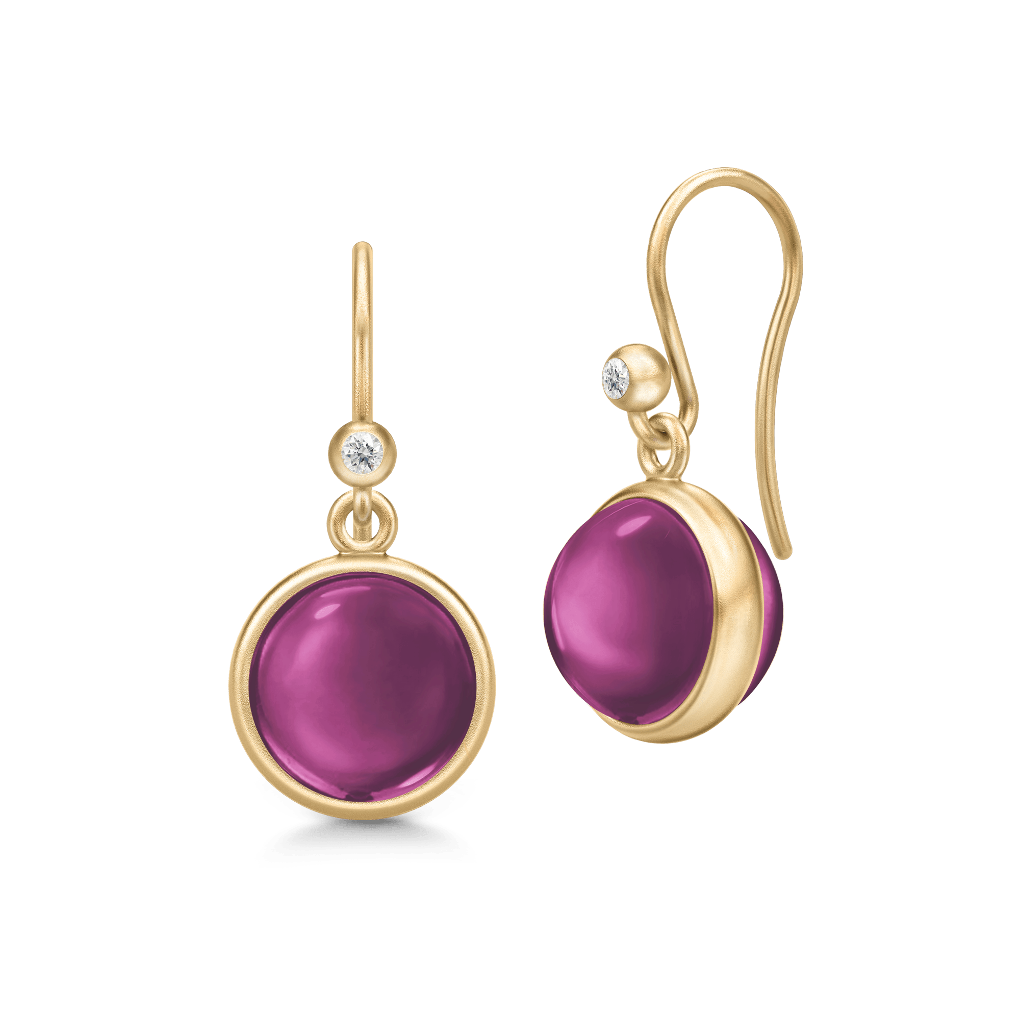 Prime øreringe i guld med rund cabochonslebet krystal i magentapink, forfra og fra siden