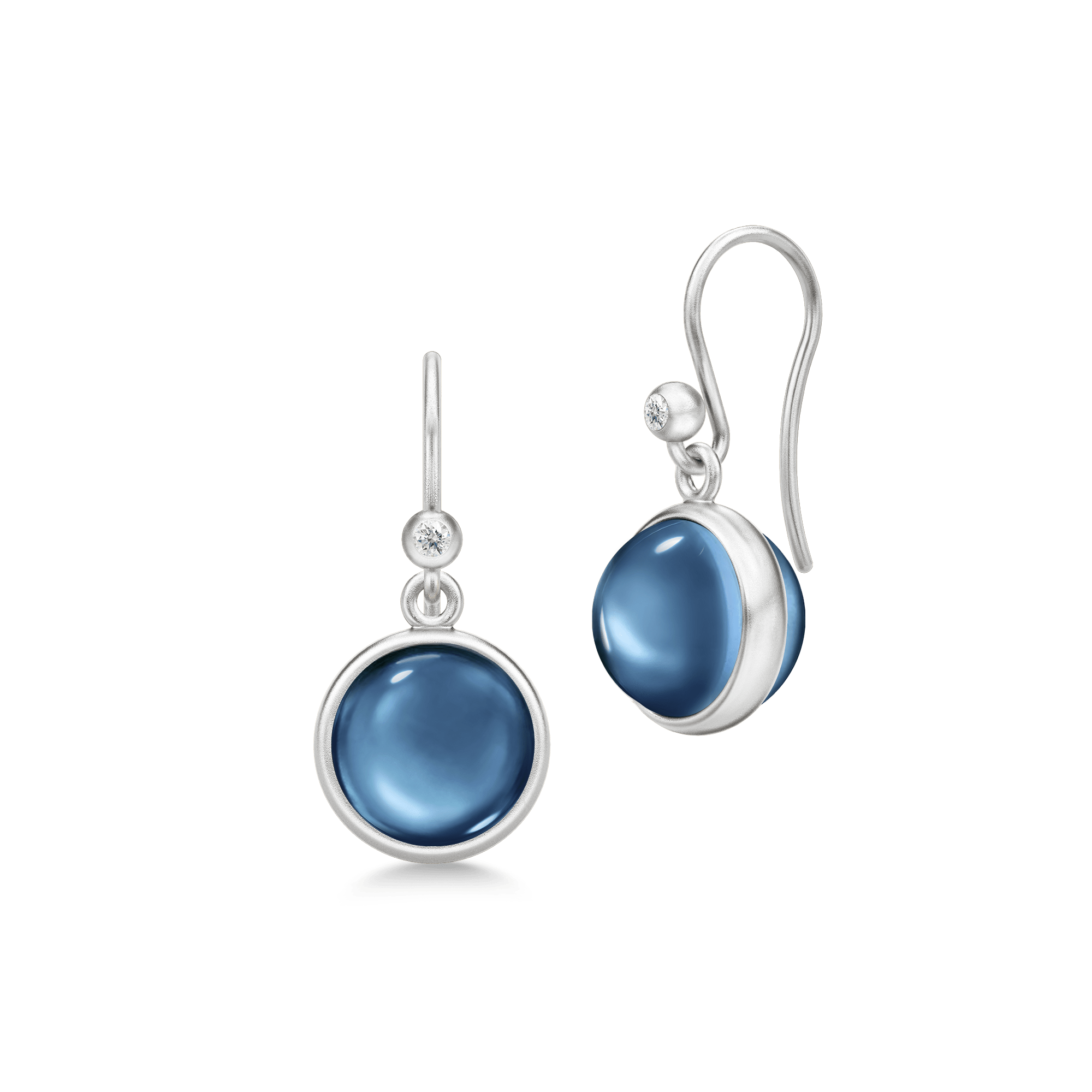 Prime Earrings i rhodineret sølv med blå cabochon-slebet sten og zirkonia, par set fra siden
