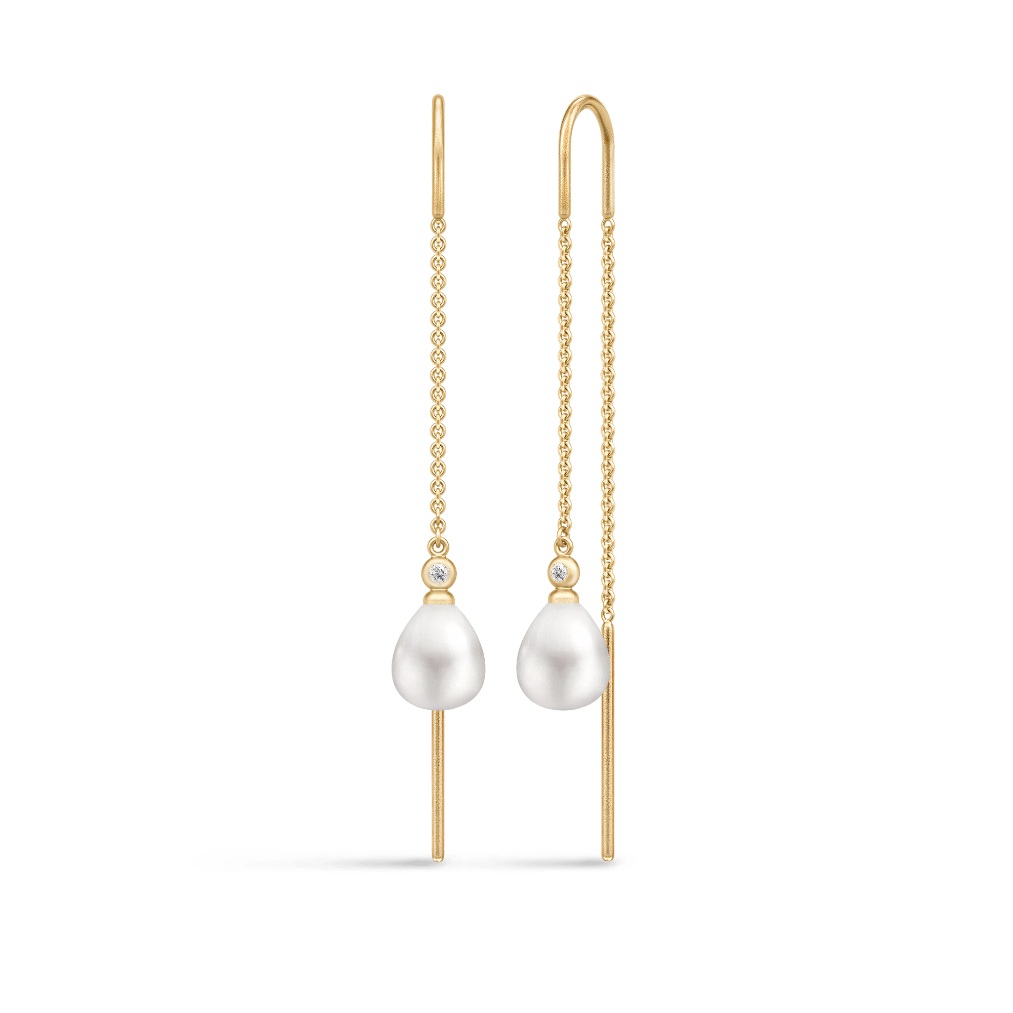 Par gyldne kædeøreringe med hvide perler og små zirkoniasten, Tasha Chain Earrings fra Julie Sandlau