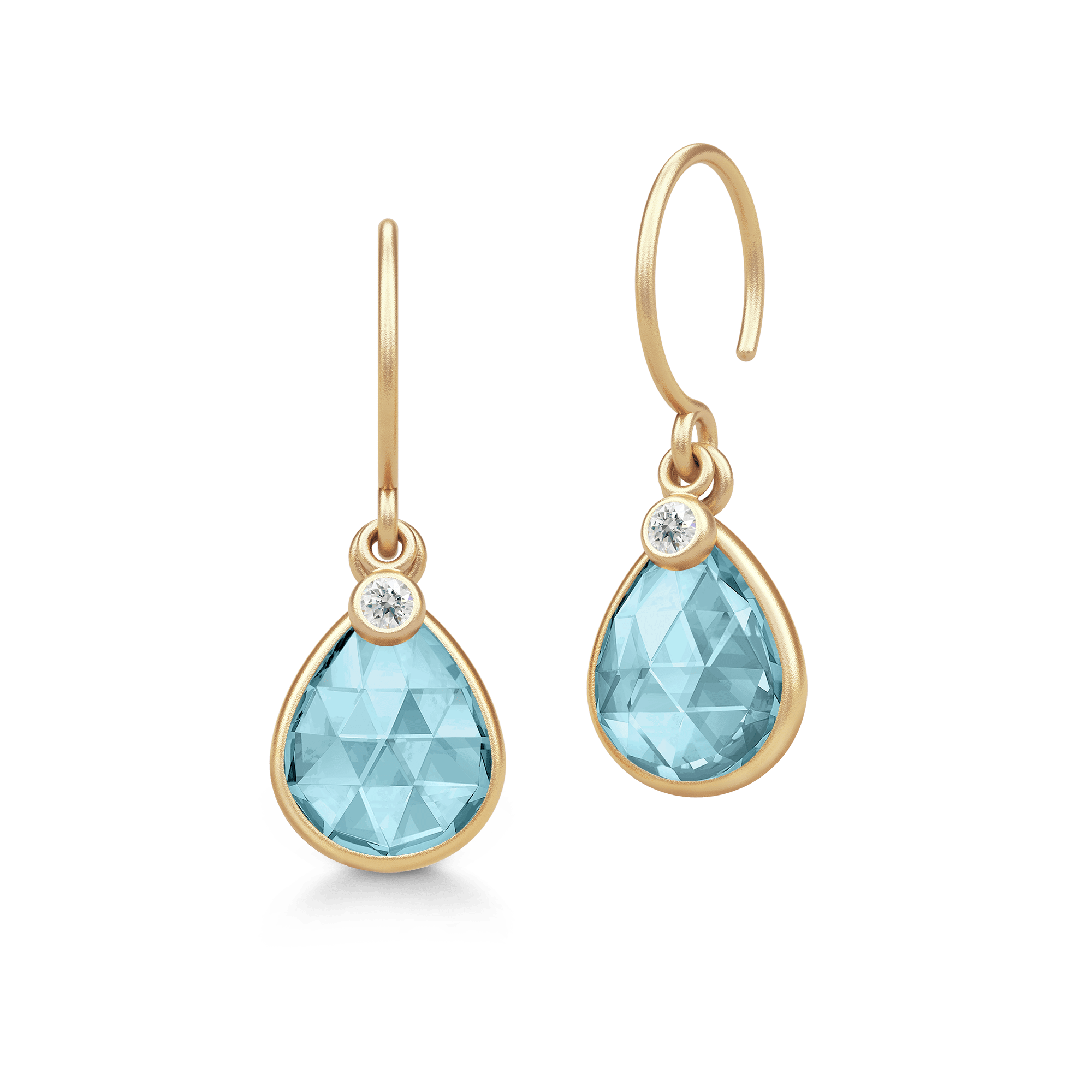 Leela Earrings i forgyldt sølv med aqua-blå pear-slebet krystal og cubisk zirkonia, still-foto af parret