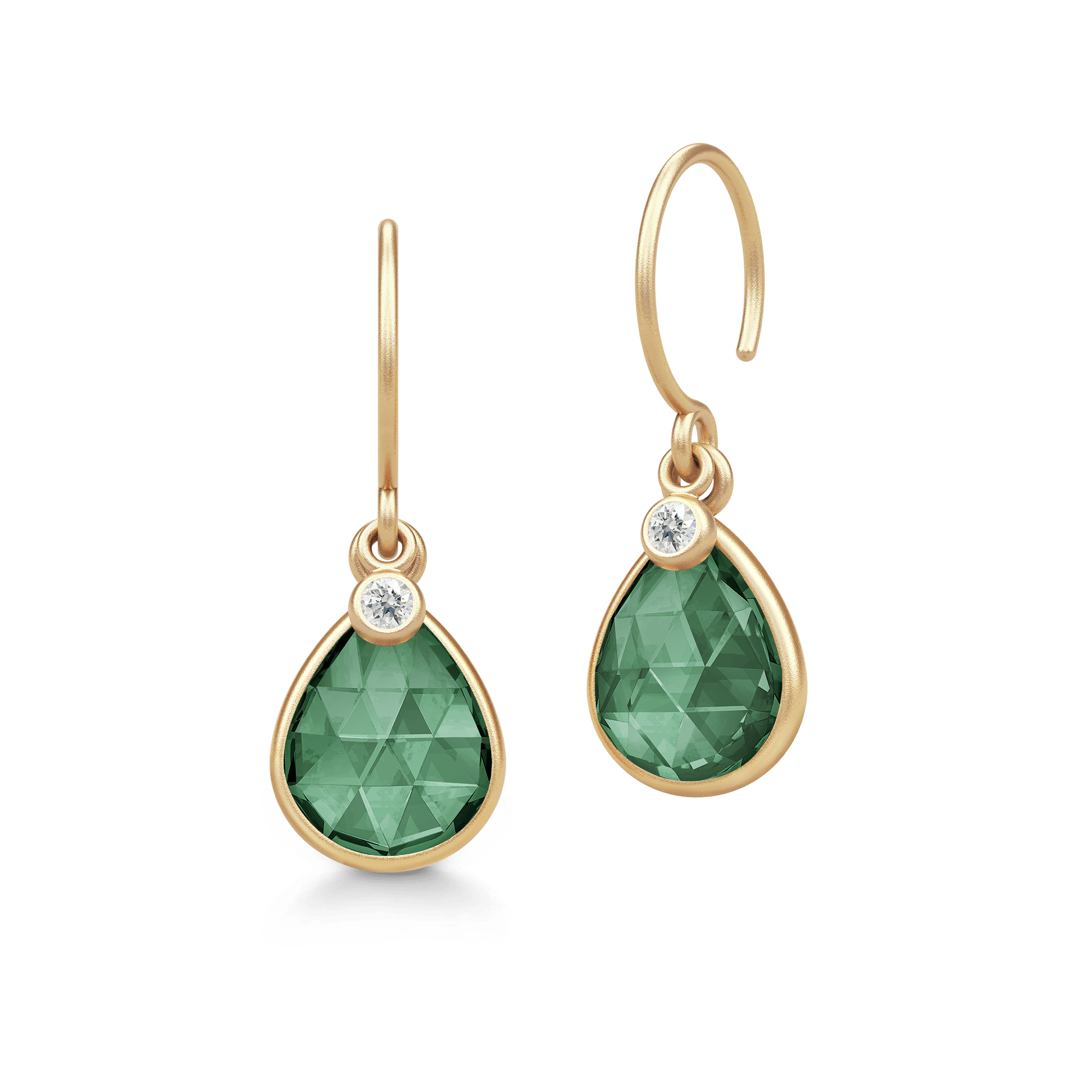 Leela Earrings i forgyldt sølv med grøn pear-slebet krystal og cubisk zirkonia, still-foto af parret