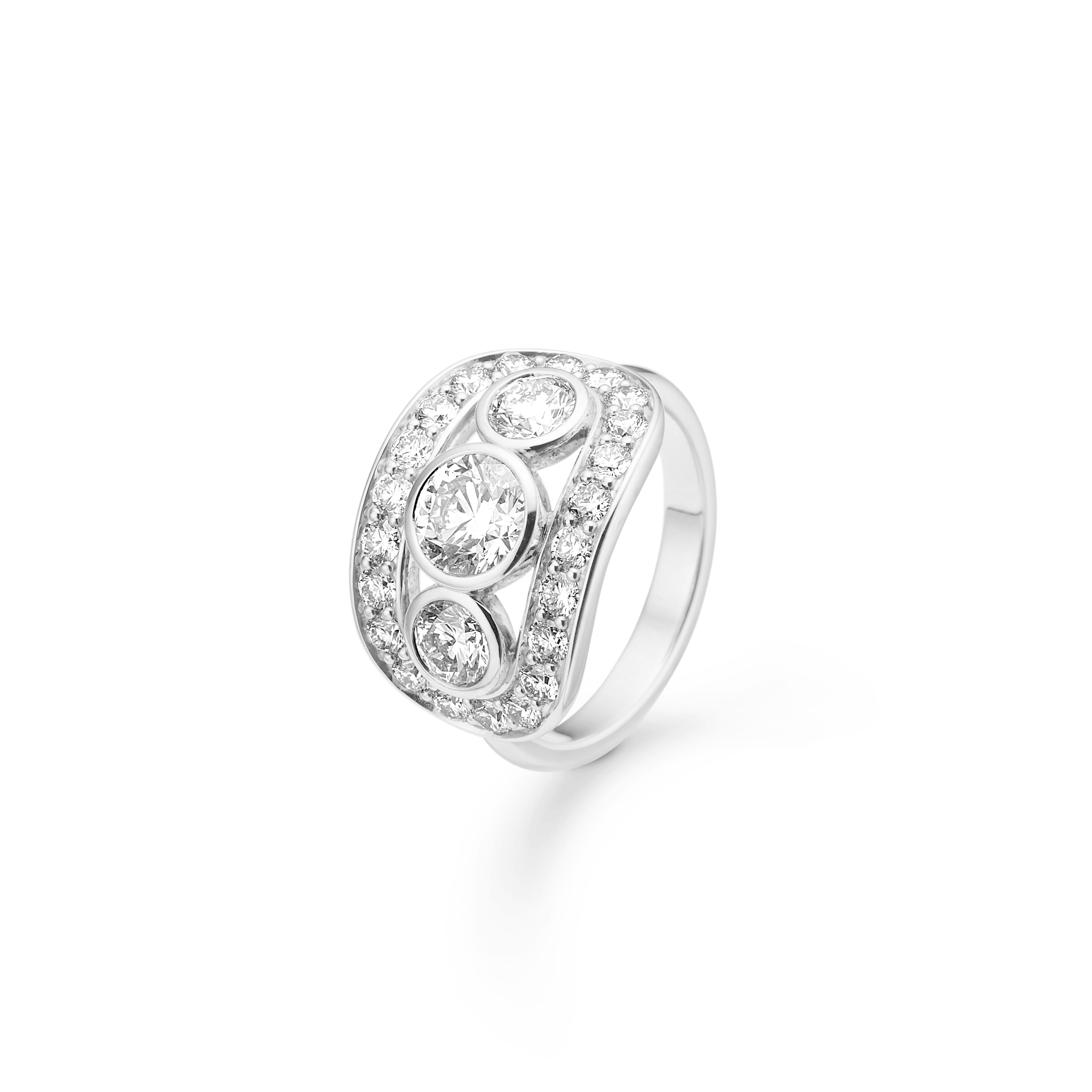 Heritage Trio Ring i 18K hvidguld med tre brillantslebne diamanter i pavé-ramme, set skråt fra siden