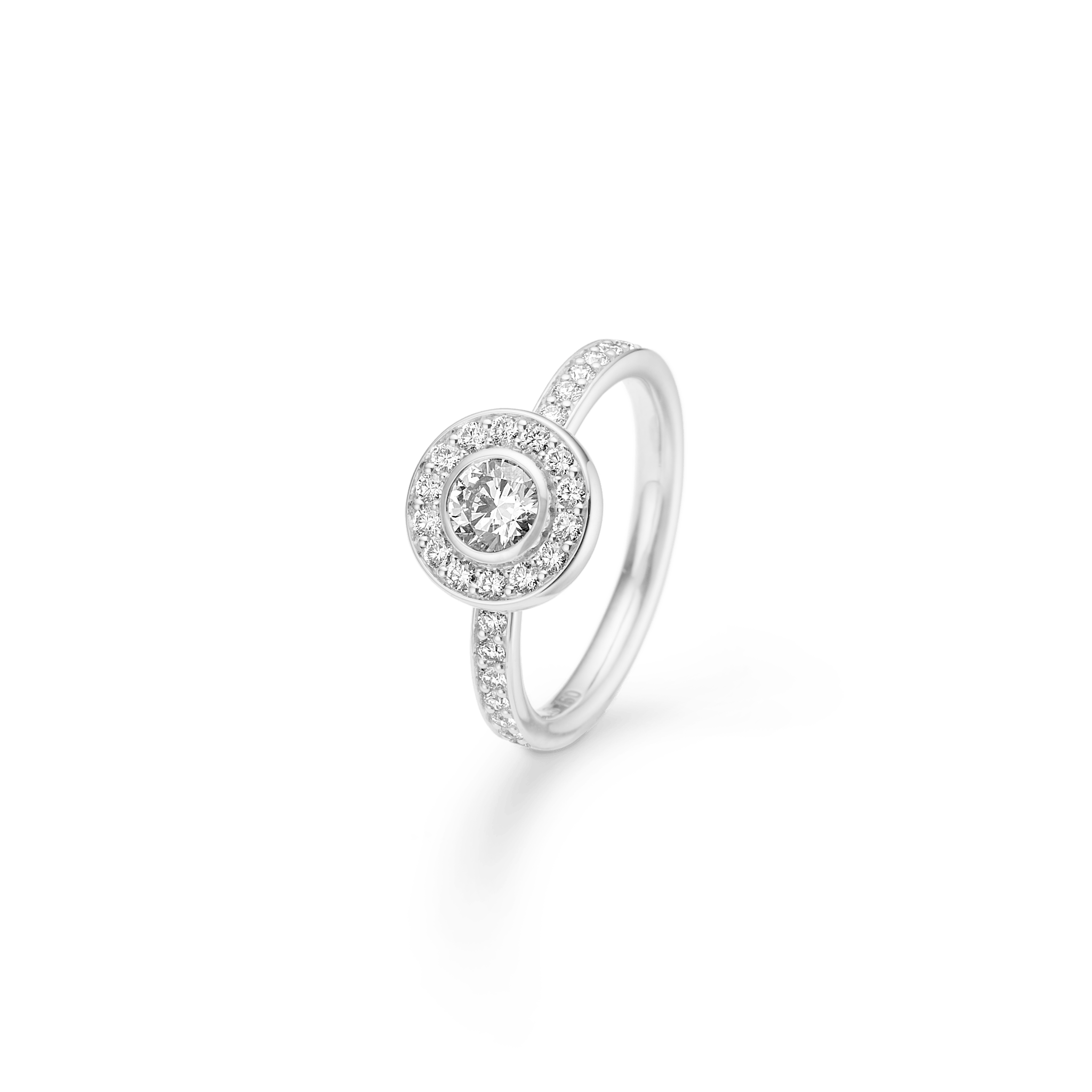 Heritage P.S. Ring i 18kt hvidguld med diamanthalo, produktfoto skråt fra siden