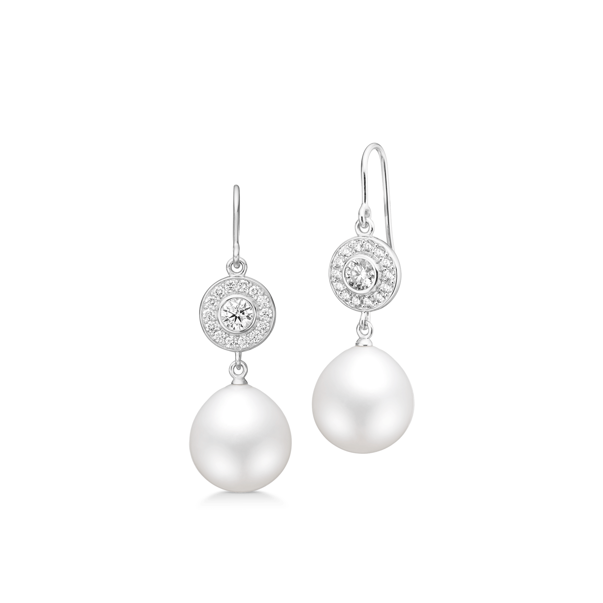 Heritage Earrings i 18 kt hvidguld med diamant-halo og aftagelig perledråbe, still-foto af parret på hvid baggrund