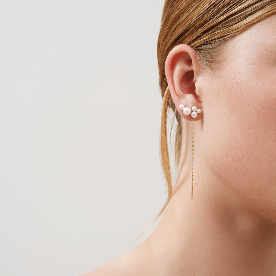 Model bærer Edna and Esther Purity Chain Look med perleklynge i øret, tæt på