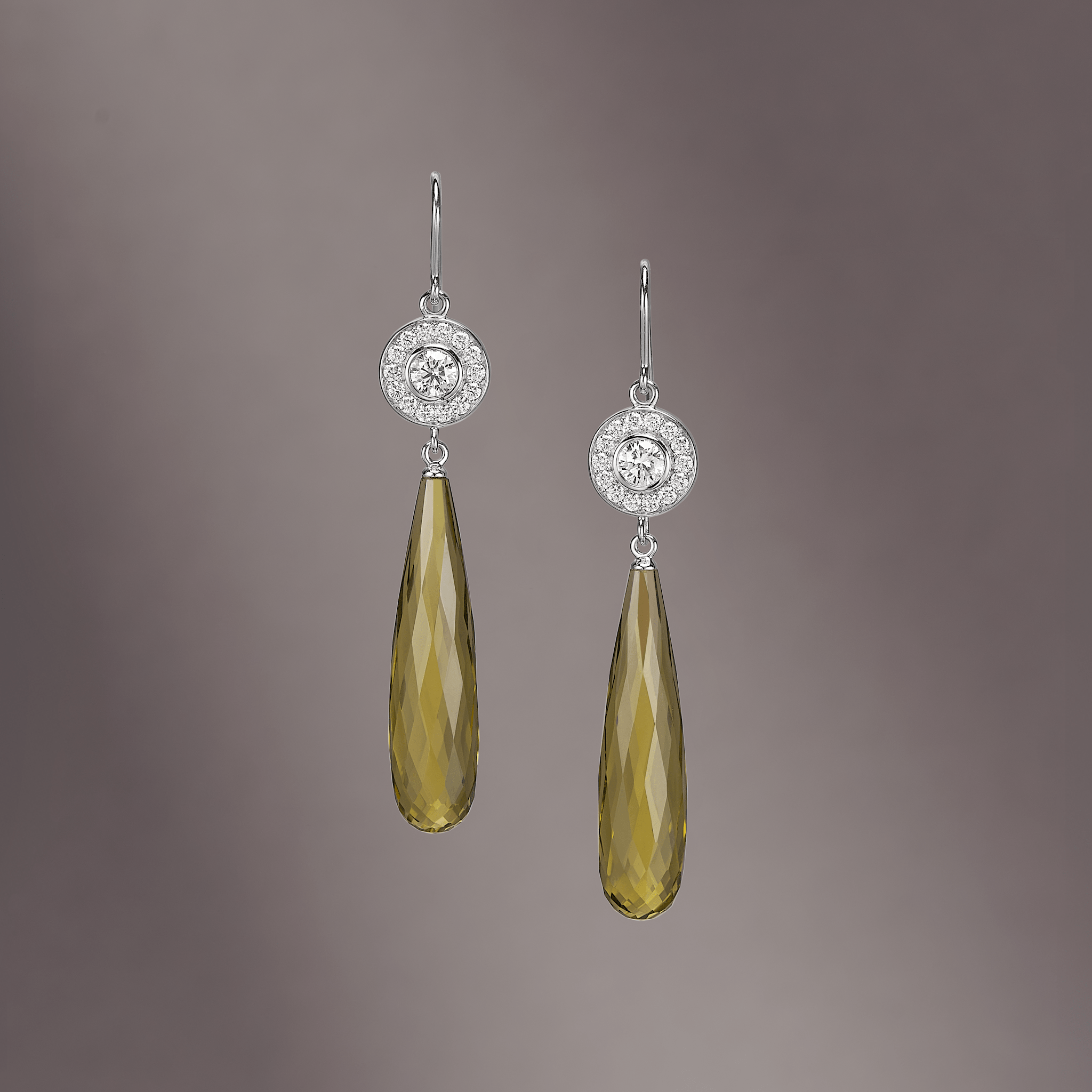 Heritage Earrings med diamantbesat cirkel og olivengrøn quarts-briolette, studiobillede