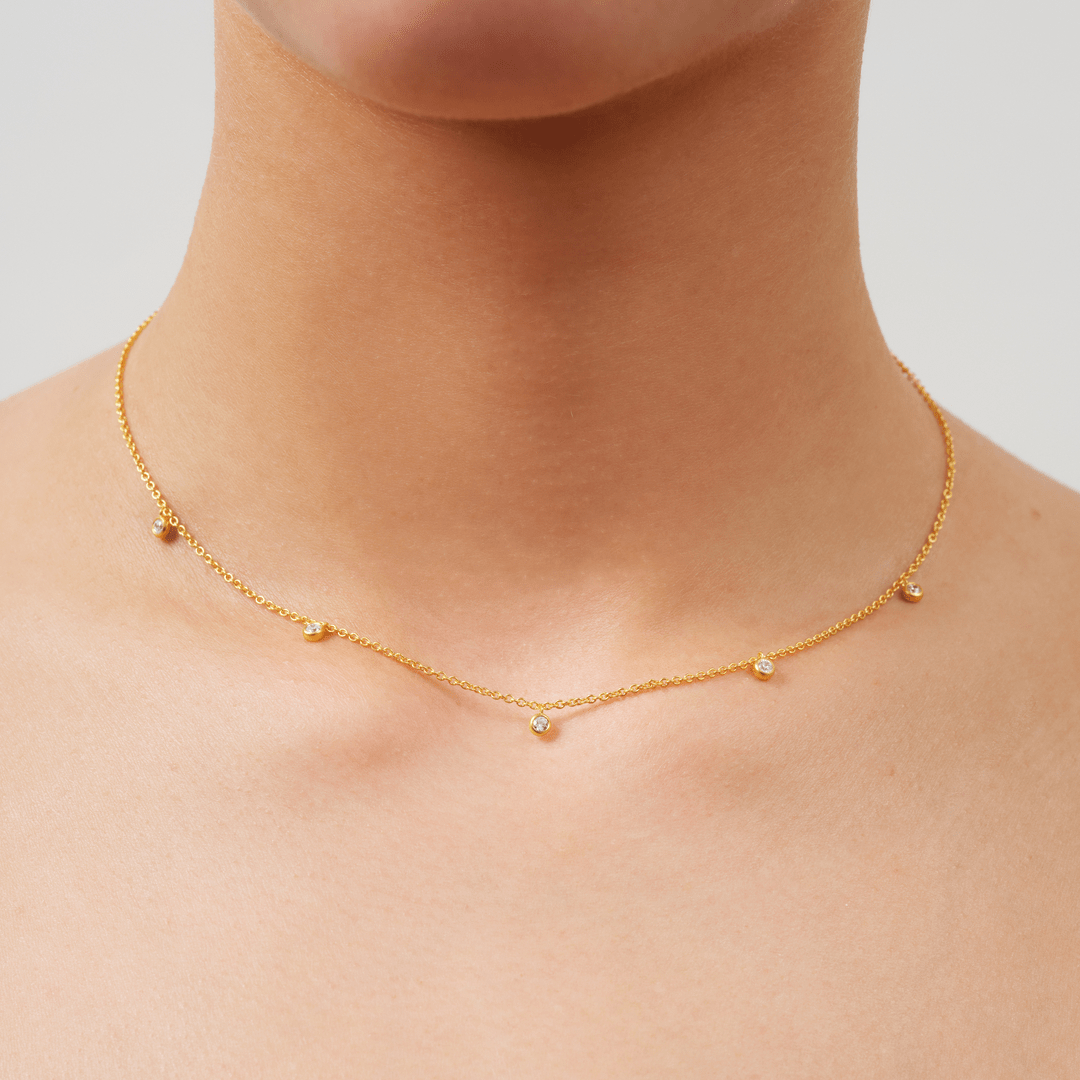 Grace Necklace båret om halsen