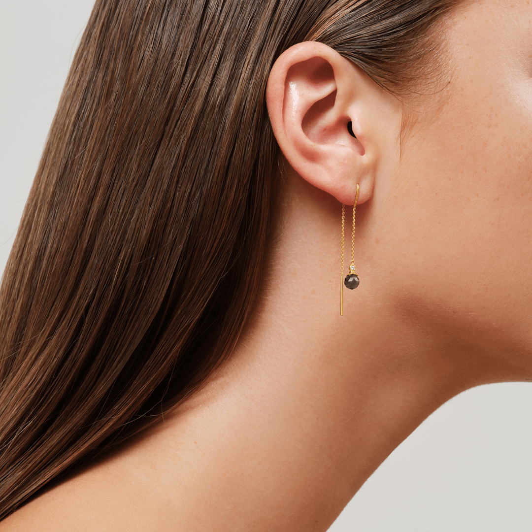 Berry Chain Earrings med mørk facetteret krystal, båret i øret
