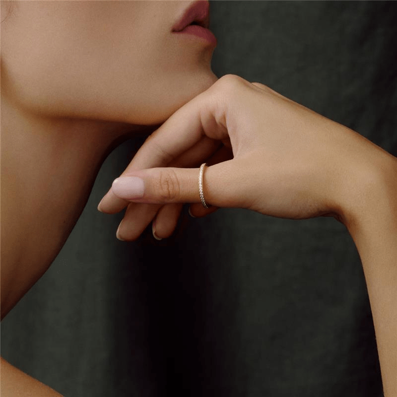Infinity Ring i forgyldt sølv, båret på hånden i nærbillede
