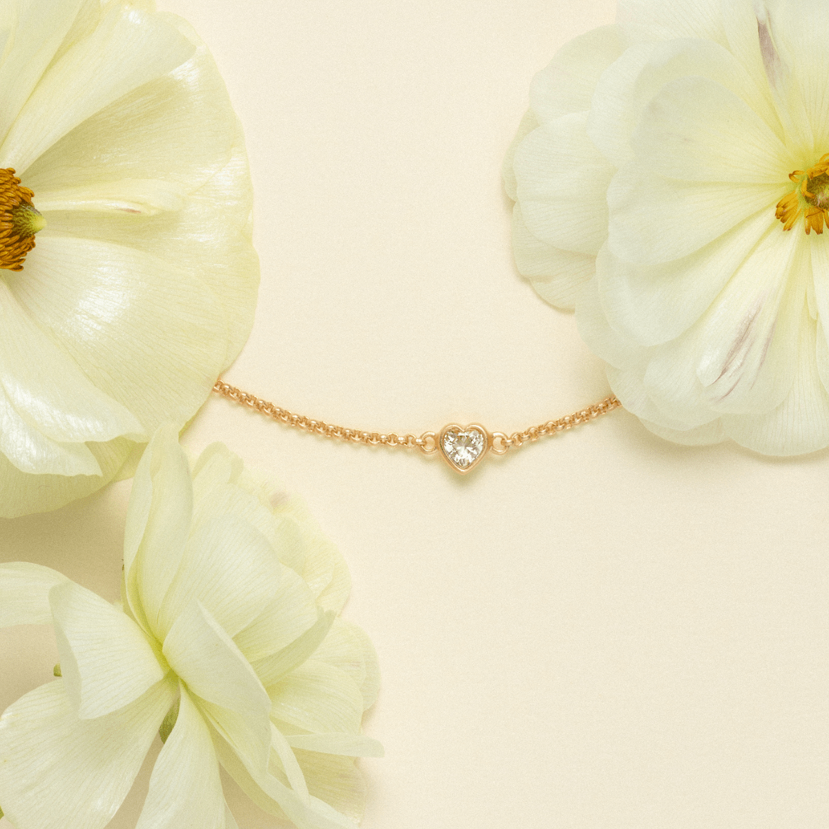 Amorina armbånd i forgyldt sterlingsølv – stilleben mellem hvide blomster