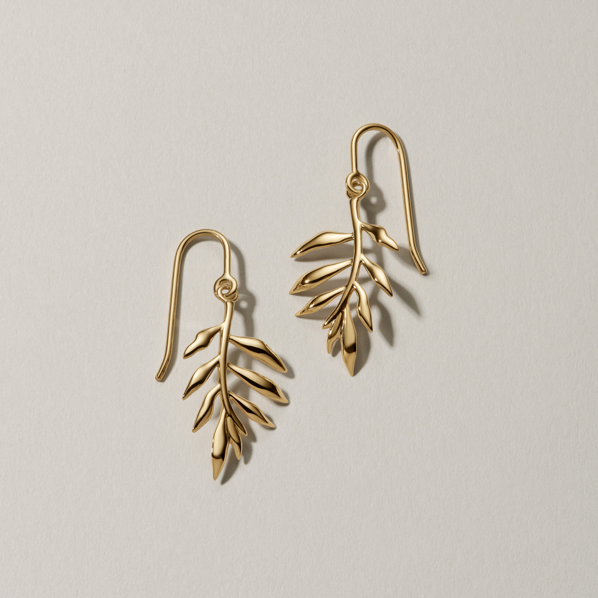 Tree of Life øreringe i 18K guld, bladformet design, flatlay