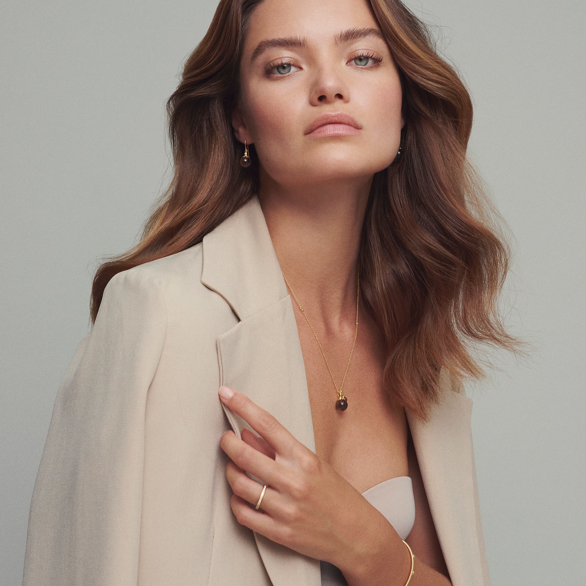 Model iført smykker fra Julie Sandlau