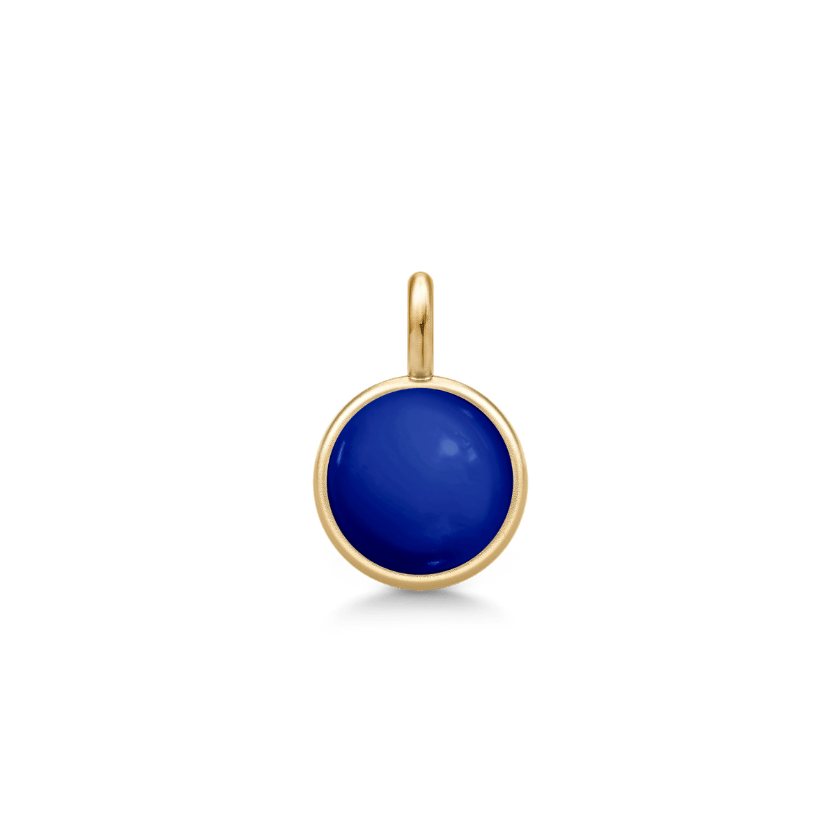 Prime Pendant i guld med mørkeblå cabochonslebet krystal, set forfra
