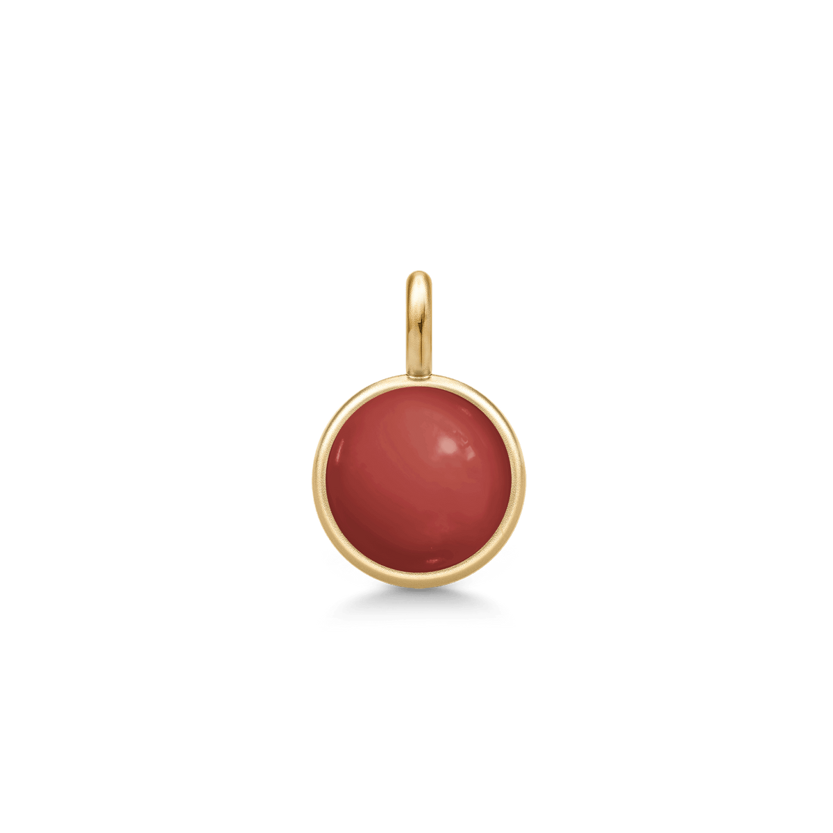 Prime Pendant i guld med koralrød cabochonslebet krystal, set forfra