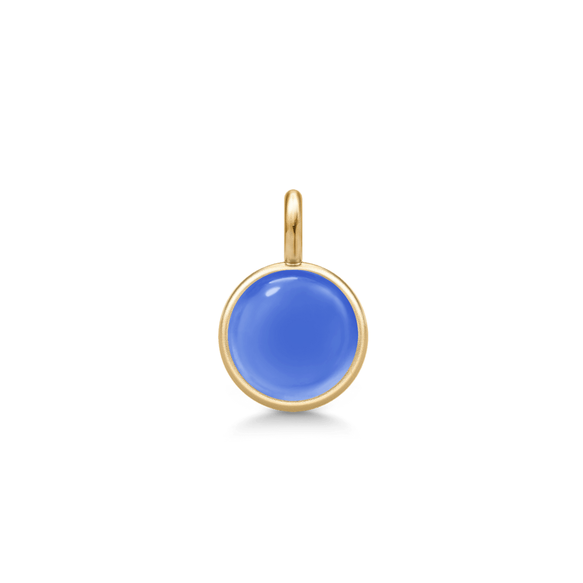 Prime Pendant i guld med kongeblå cabochonslebet krystal, set forfra