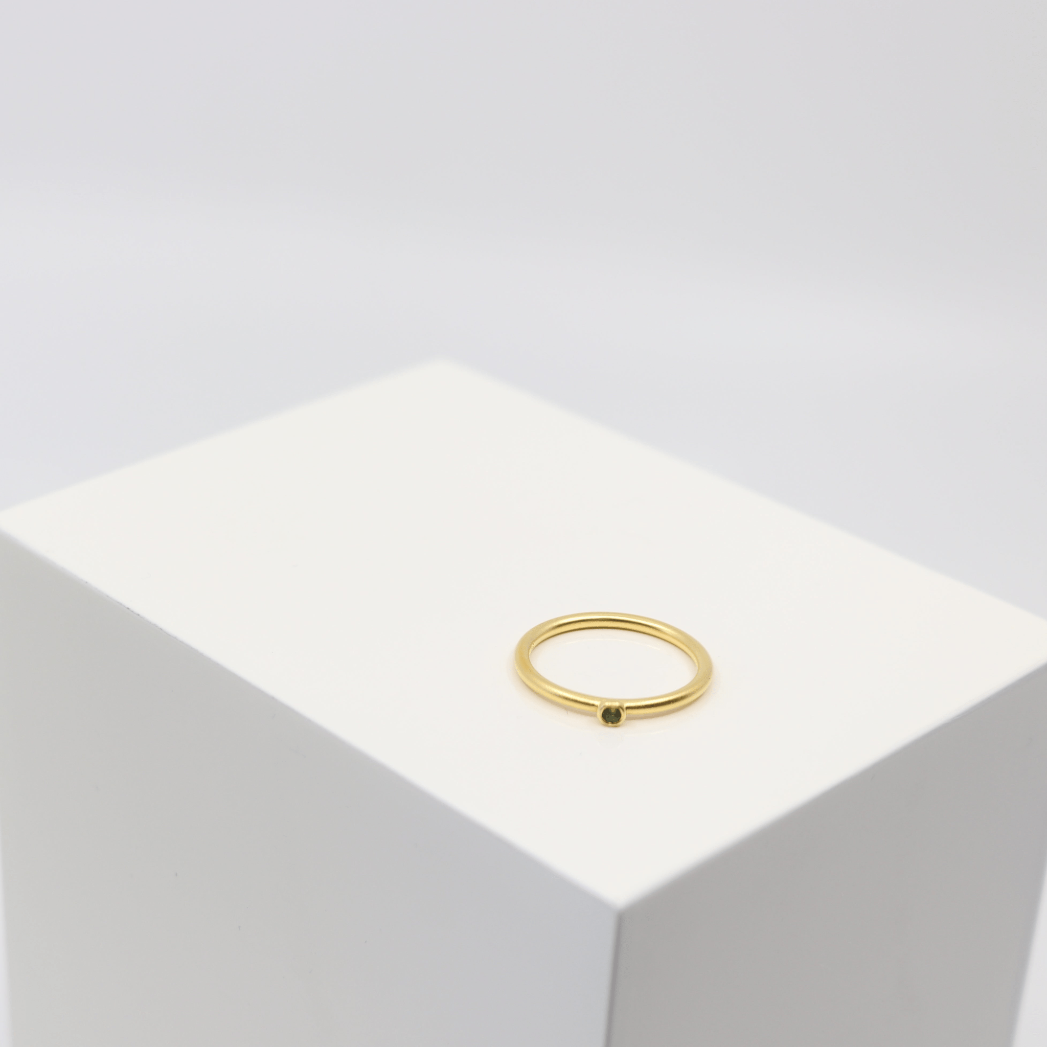 Finesse Ring i forgyldt sølv med grøn sten, foto på kant
