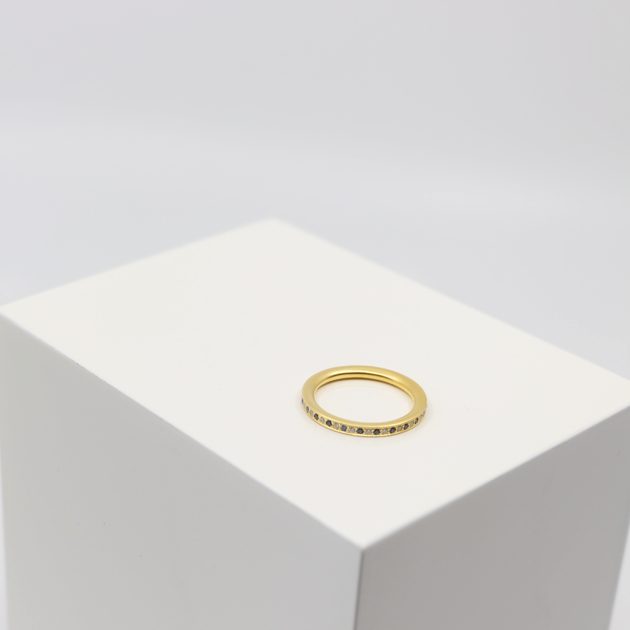 Infinity Ring i forgyldt sølv med mørke zirkonia sten, lifestyle foto