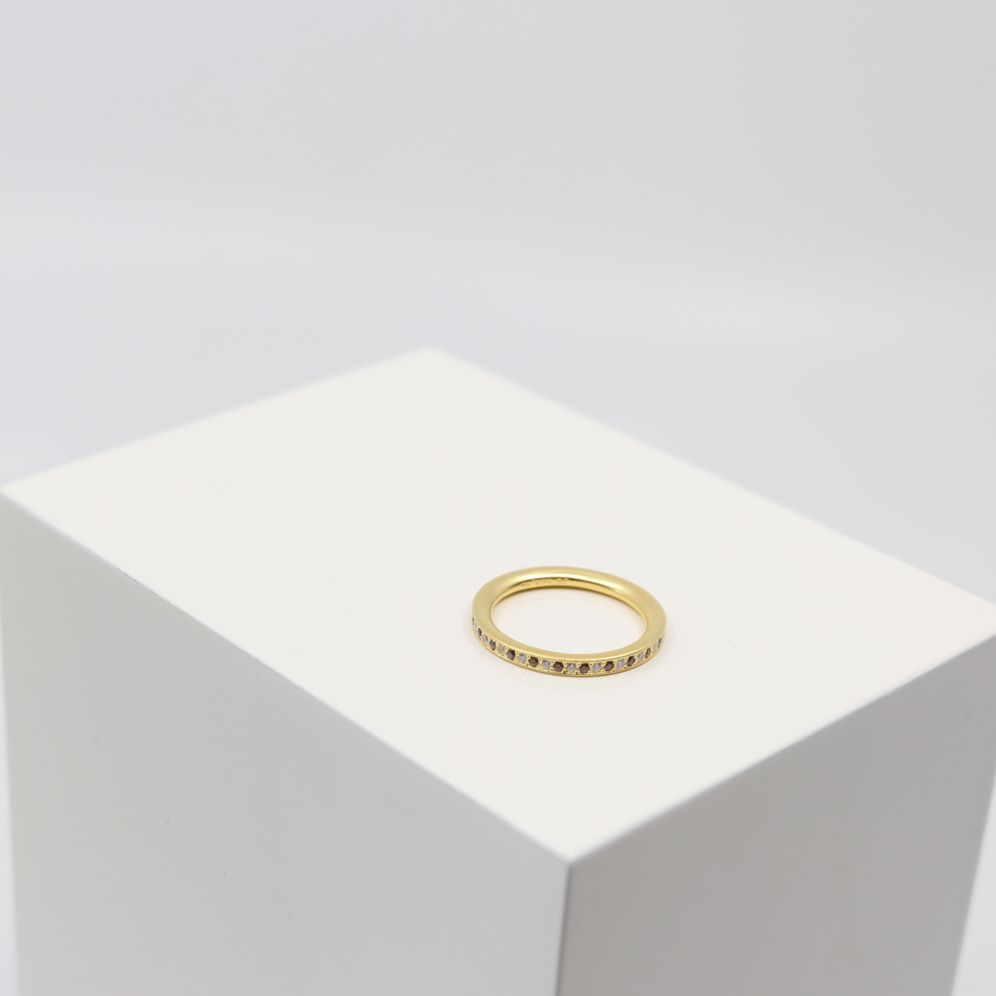 Infinity Ring i forgyldt sølv med mørke zirkonia sten, foto på kant