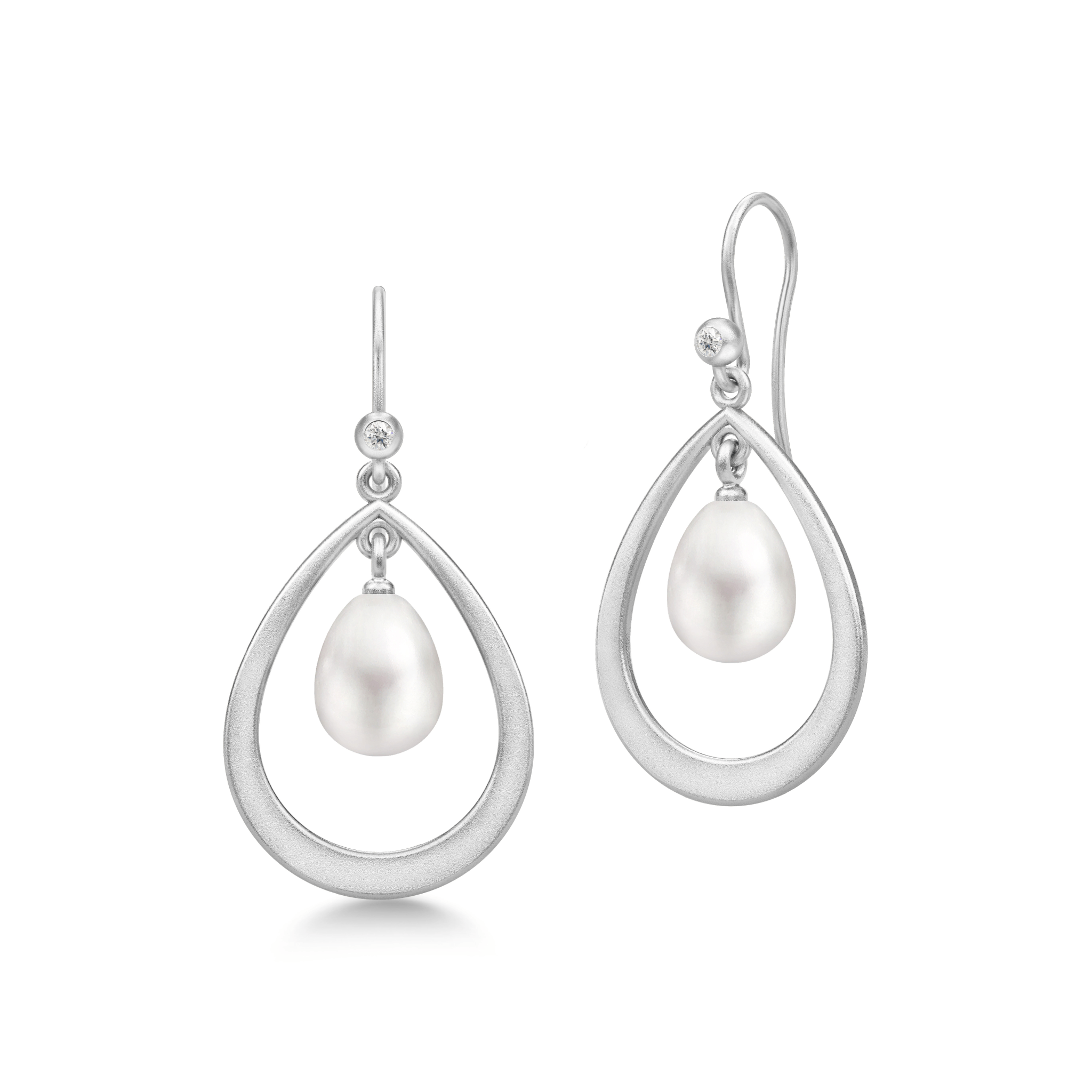 Afrodite Droplet Earrings - dråbeformede øreringe med ferskvandsperle i rhodineret sølv