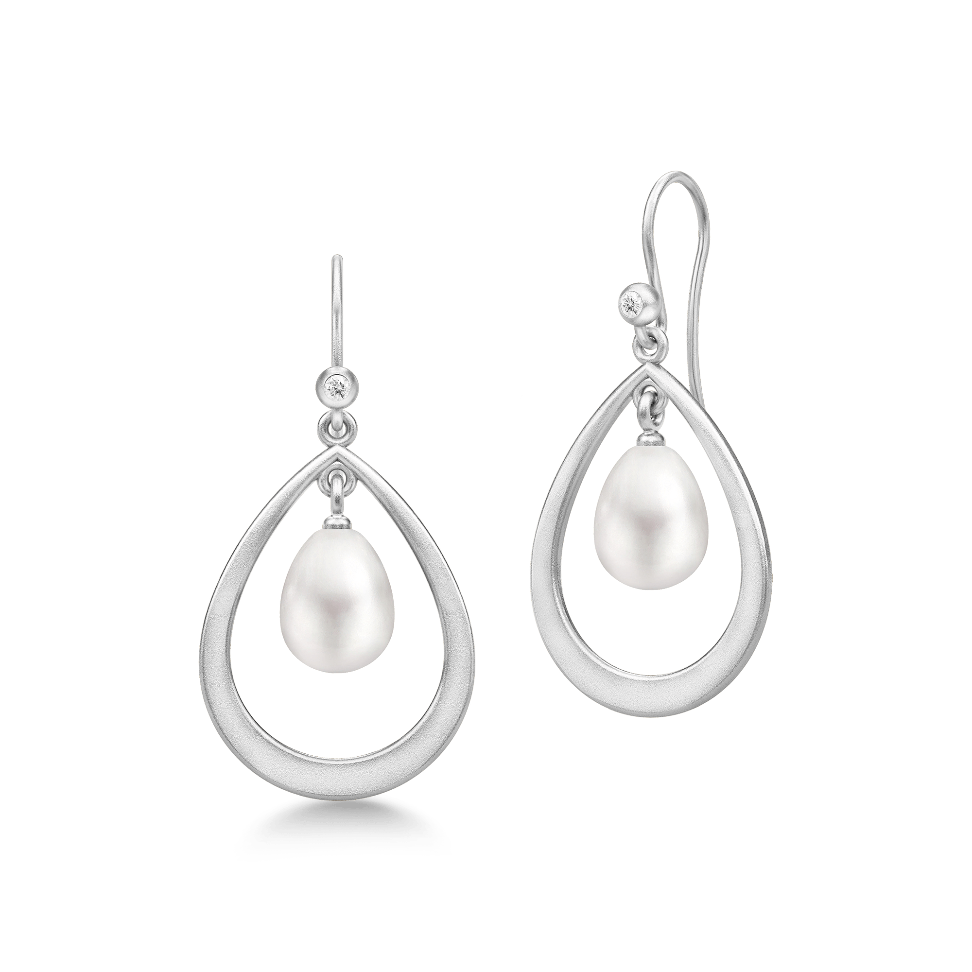 Afrodite Droplet Earrings set tæt på - ferskvandsperle i rhodineret sølv-indfatning