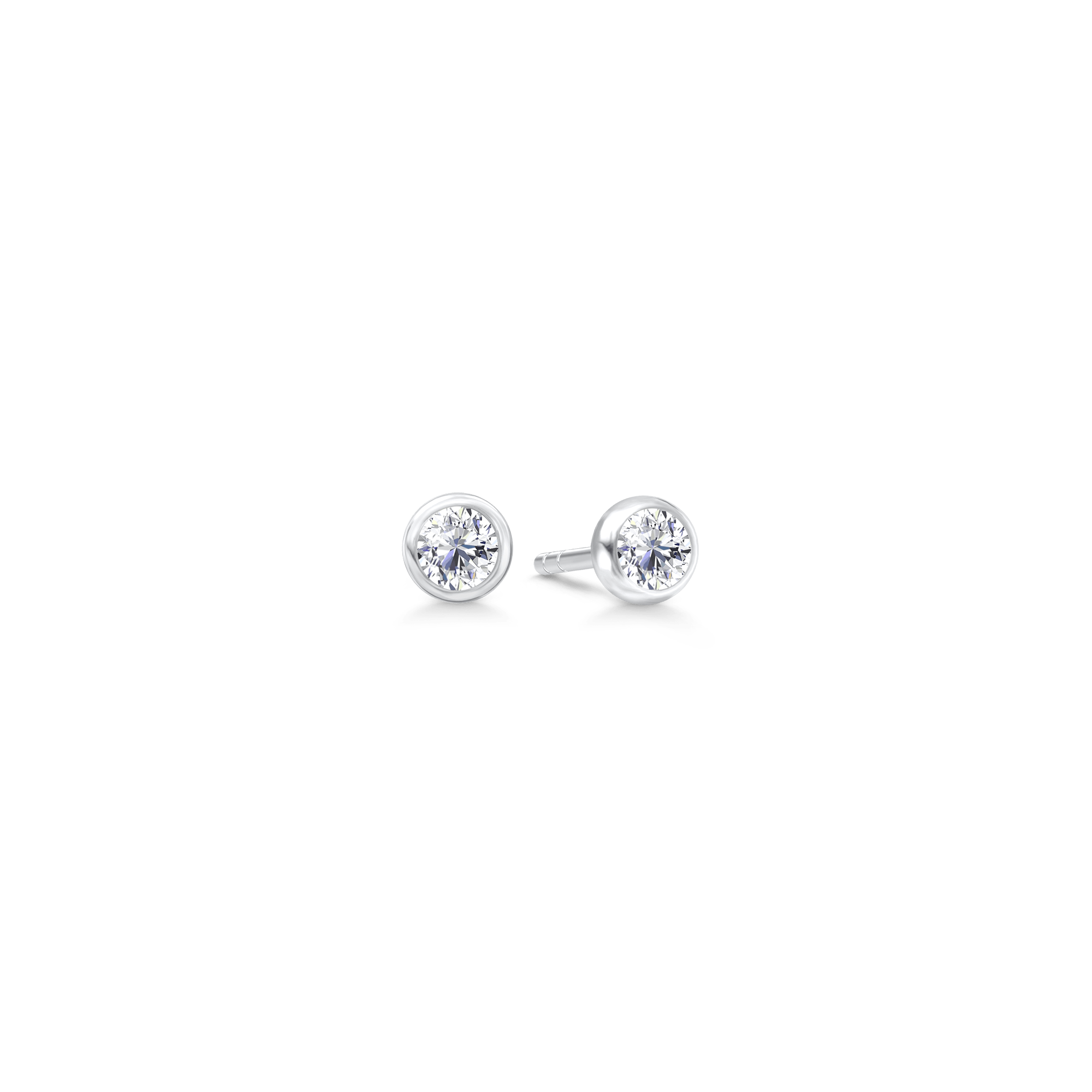 Luster ørestikker i hvidguld med rund brillantslebet diamant i lukket kant-indfatning, vist som par