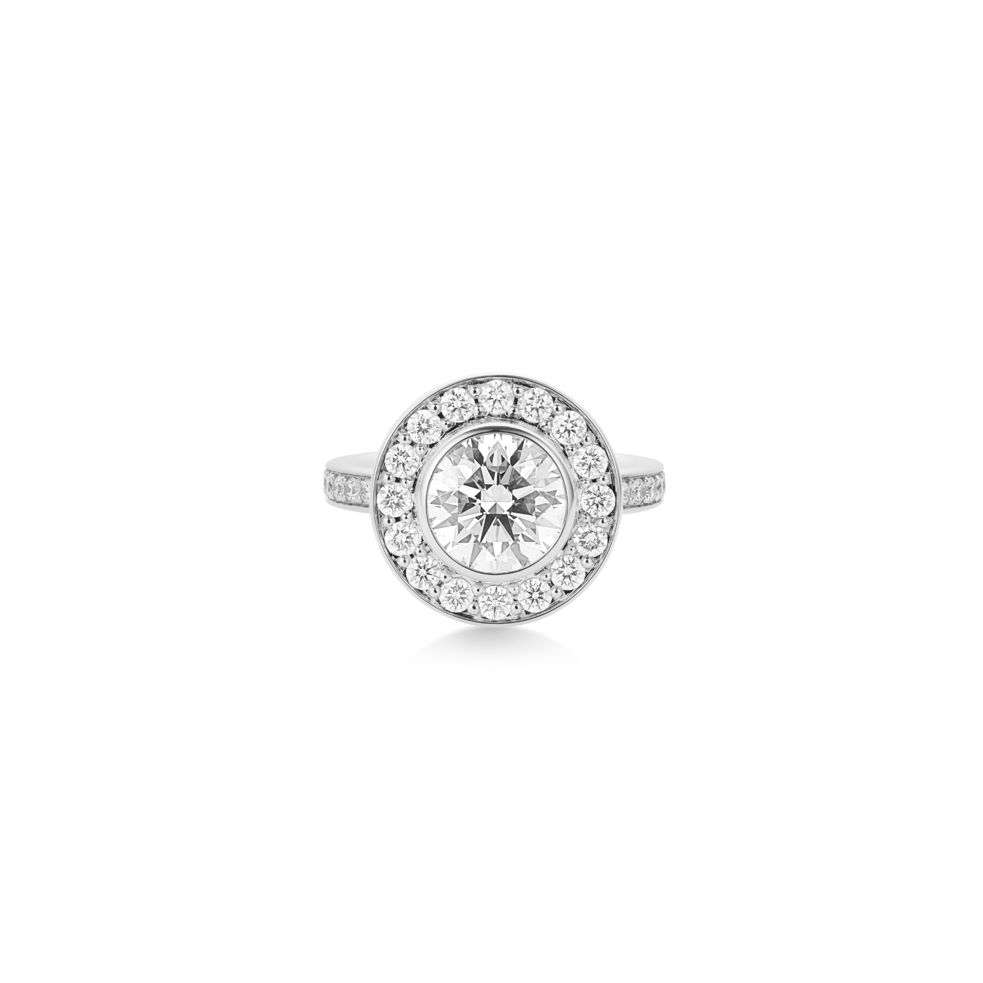 Heritage J.S. Ring i 18K hvidguld med central diamant omgivet af diamanthalo, fotograferet forfra mod hvid baggrund
