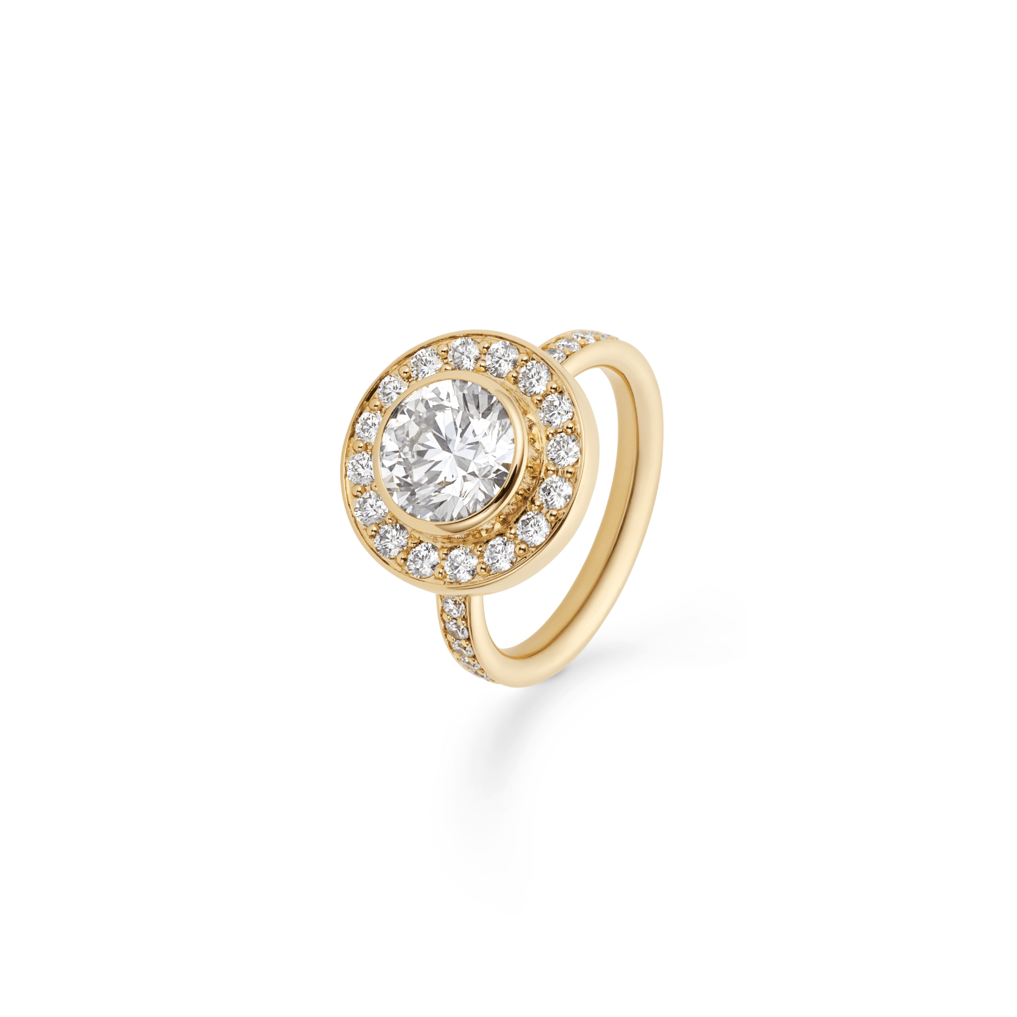 Heritage J.S. Ring i 18K gulguld, vinklet nærbillede af diamantring med pavé-besatte skuldre