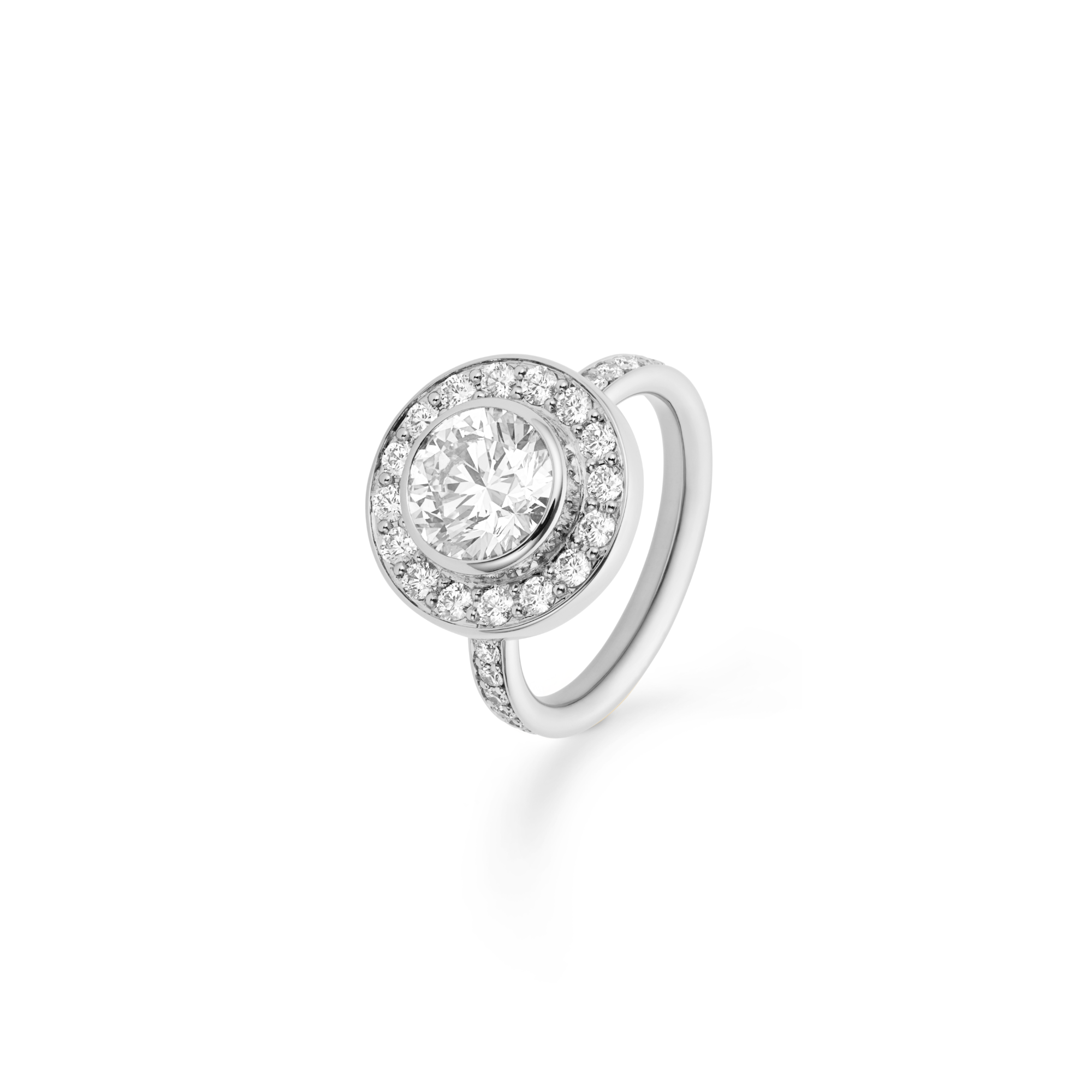 Heritage J.S. Ring i 18K hvidguld, vinklet nærbillede af diamantring med pavé-besatte skuldre