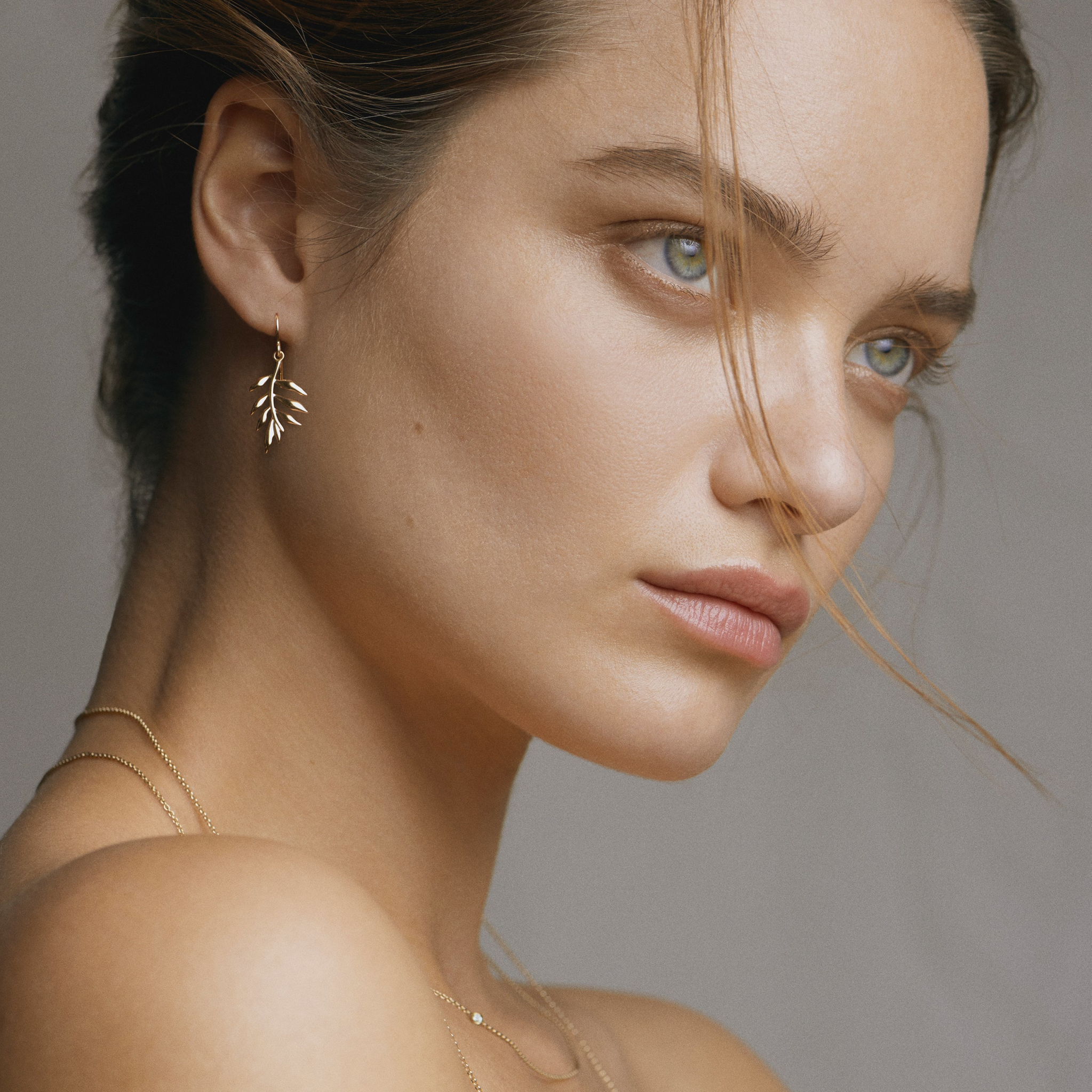Model bærer Tree of Life ørering i 18K guld