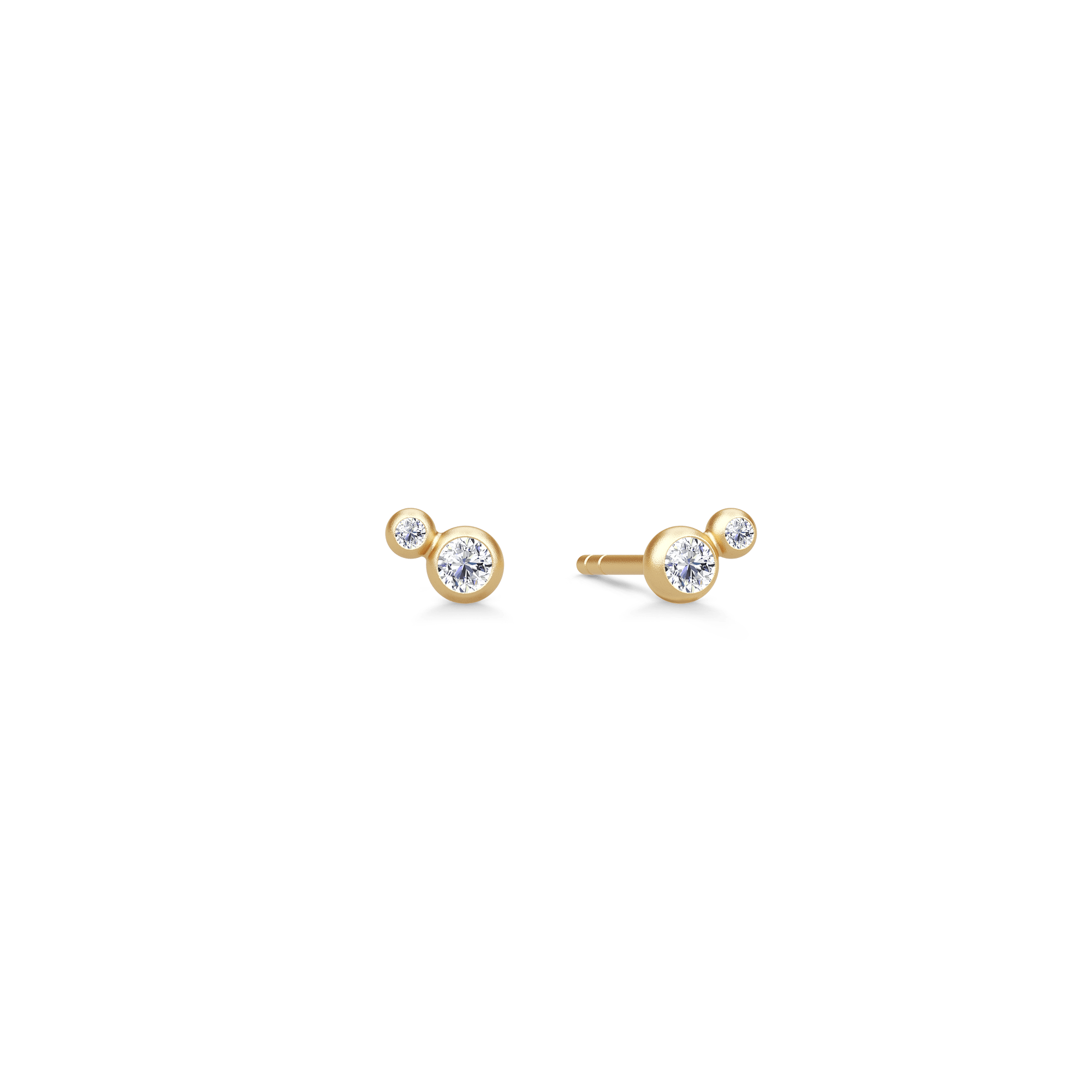 Fina ørestikker i 18K guld med to brillantslebne diamanter i forskellig størrelse