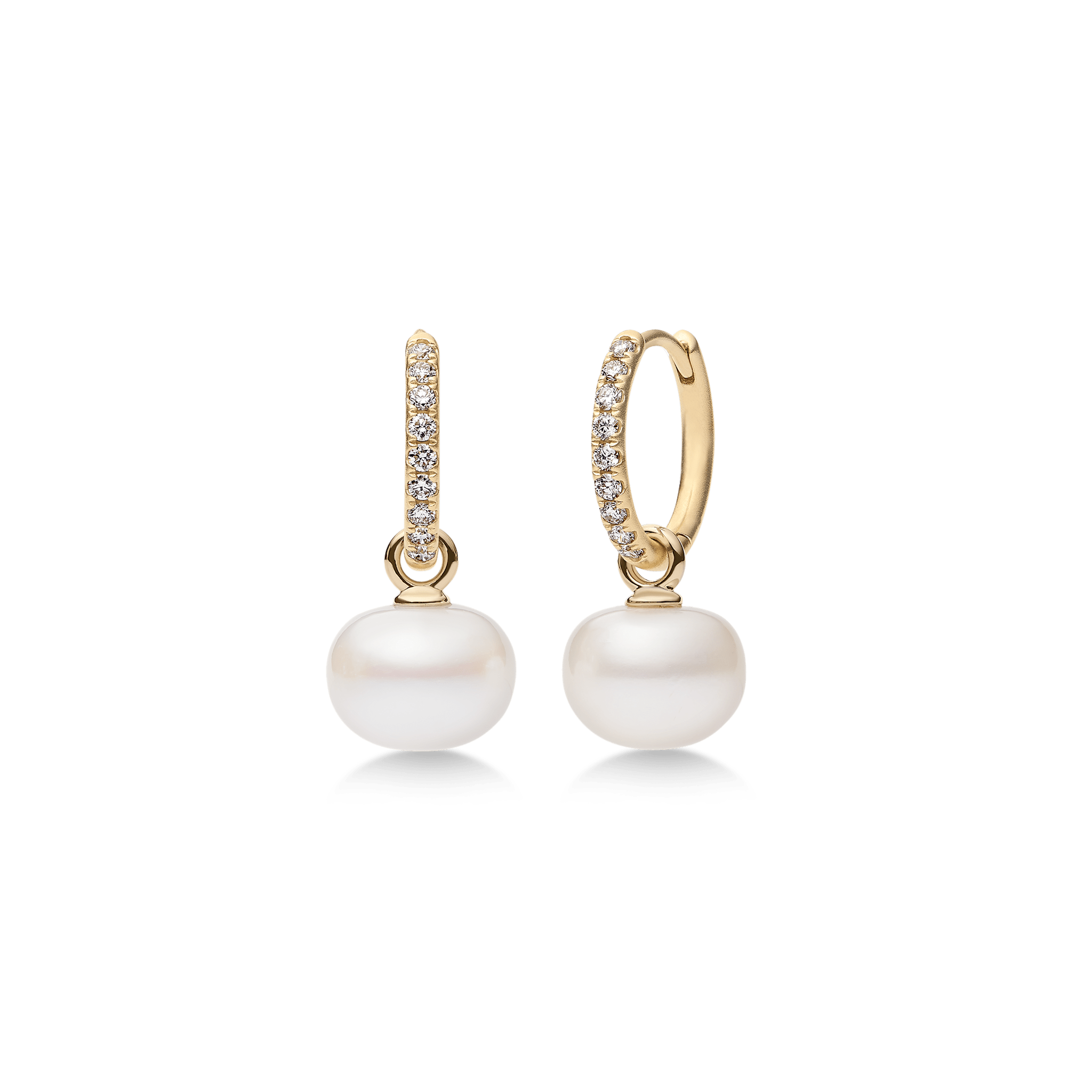Lulia and Elaine Look: diamantbesatte creoler i 14K guld med perlevedhæng, studiofoto