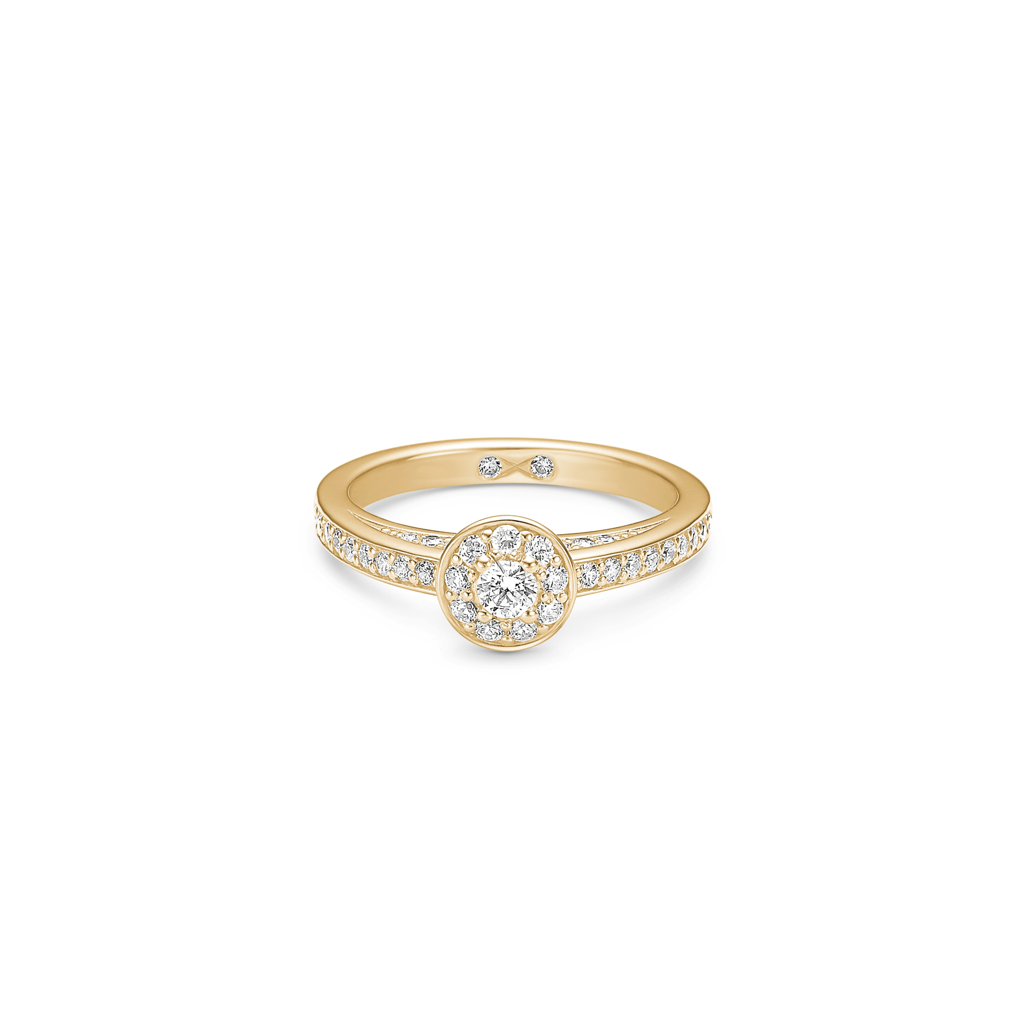 Eternity diamantring fra Julie Sandlaus Wedding-kollektion i gult 18 karat guld med en halo af diamanter og pavé-besatte ringskinner, set forfra