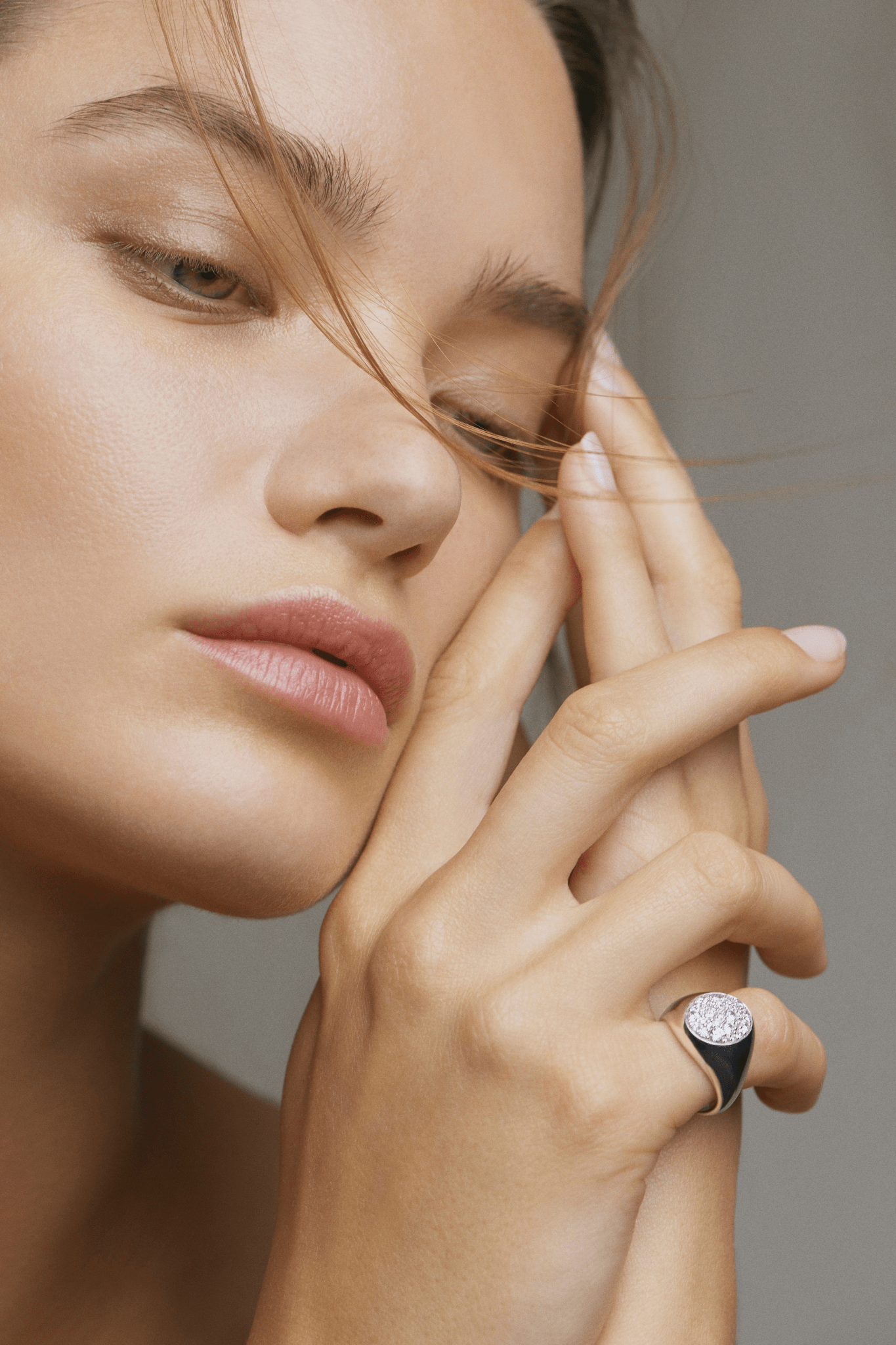 Model iført Multipavé Signetring i 18K hvidguld