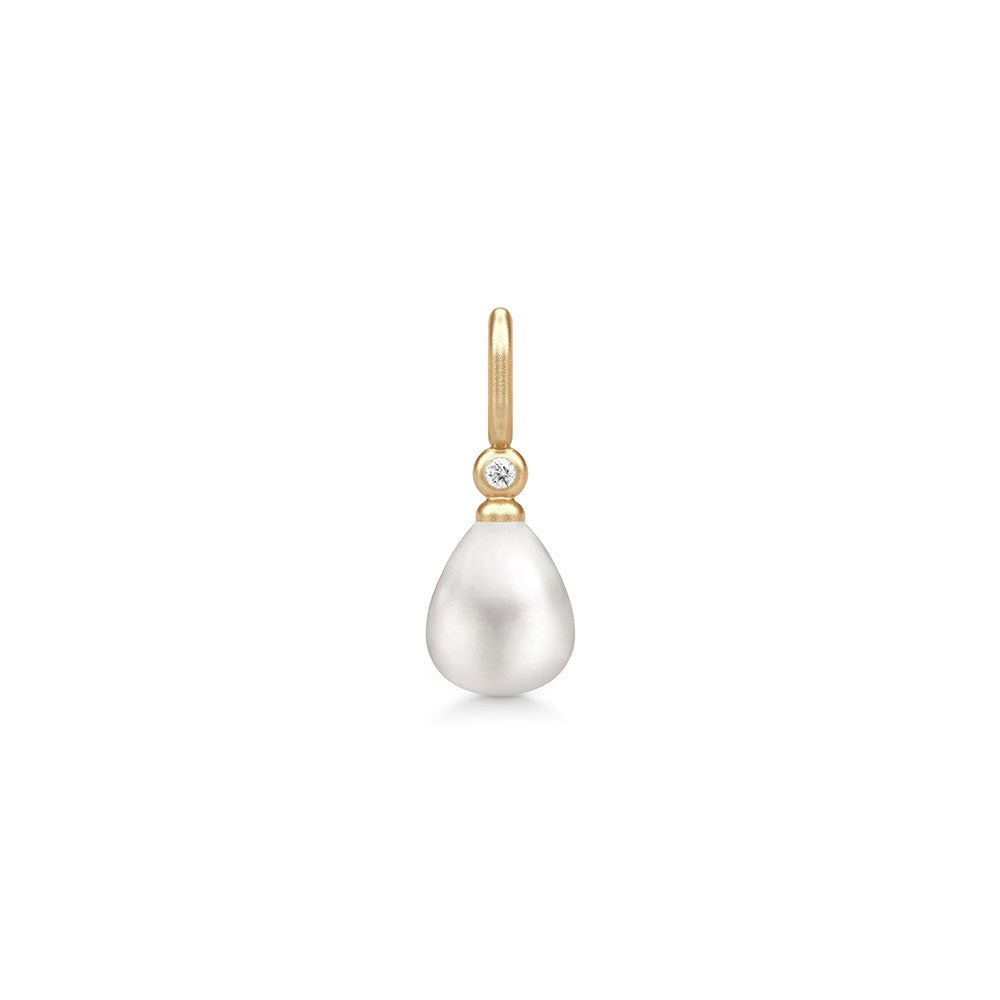 Tasha Pendant, forgyldt vedhæng med hvid perle og zirkonia, set fra siden
