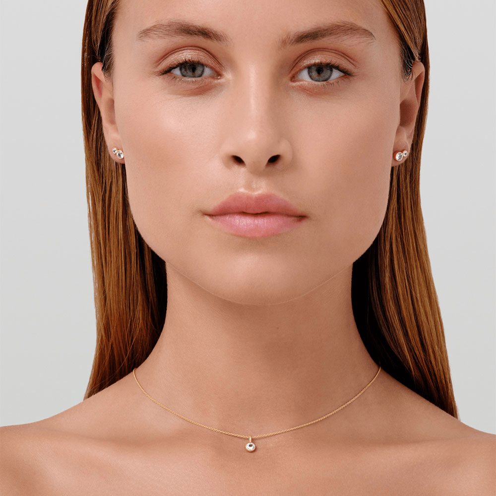 Pure Pendant med hvid Topaz båret som halskæde, stylet med små ørestikker