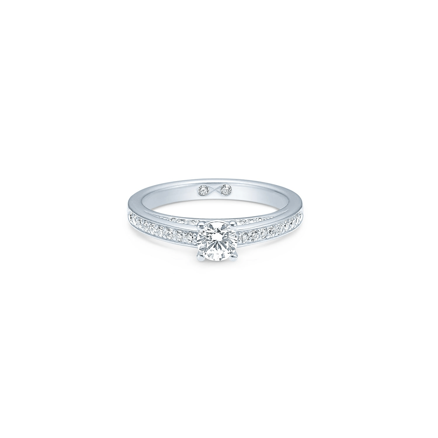 Eternity diamantring fra Julie Sandlau i hvidguld med en klobesat diamant og pavé-besatte ringskinner, set forfra