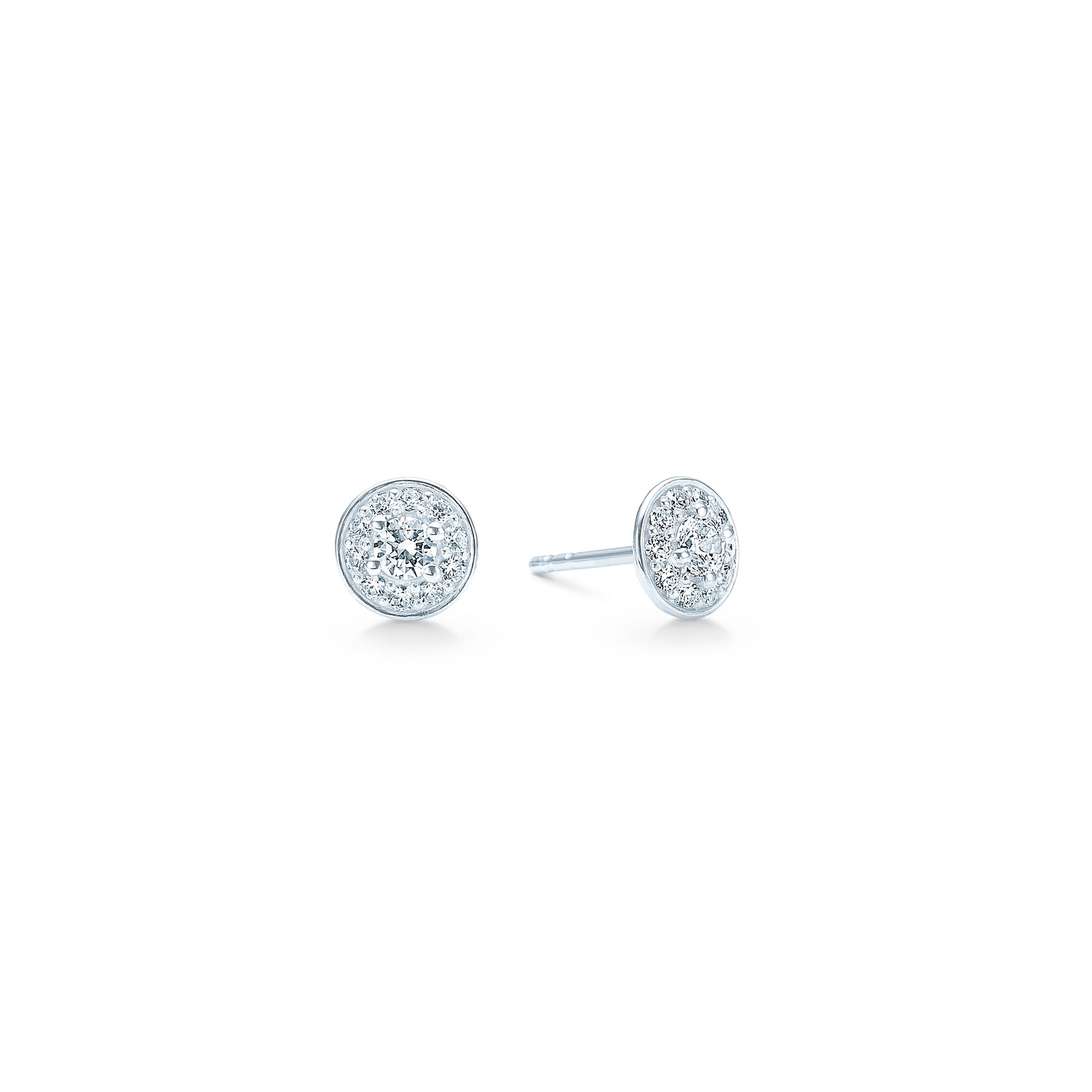 Eternity Halo ørestikker i 18 karat hvidguld med diamantklynge, set forfra