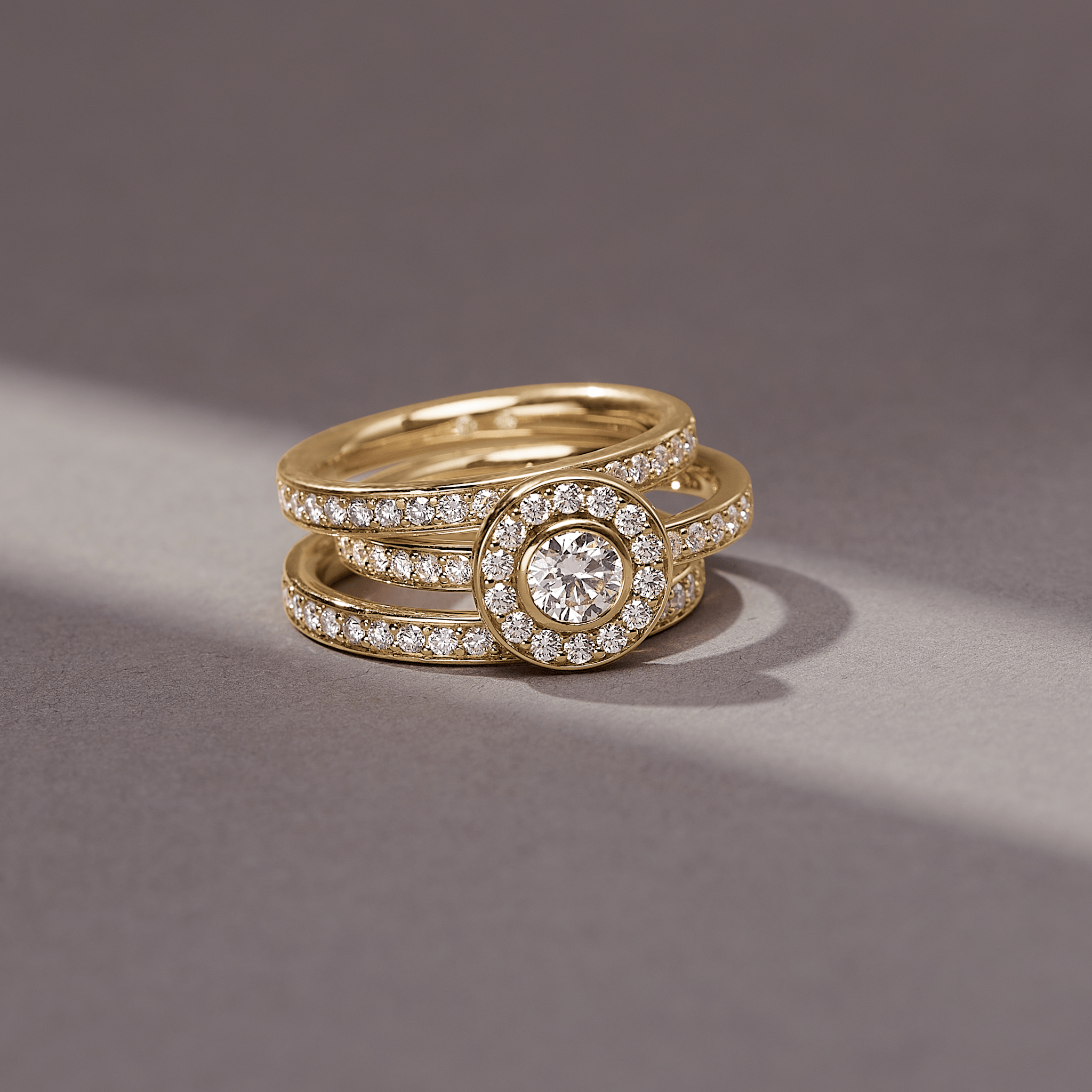 Elegance Band i 18kt guld vist sammen med en anden diamantring, stilleben