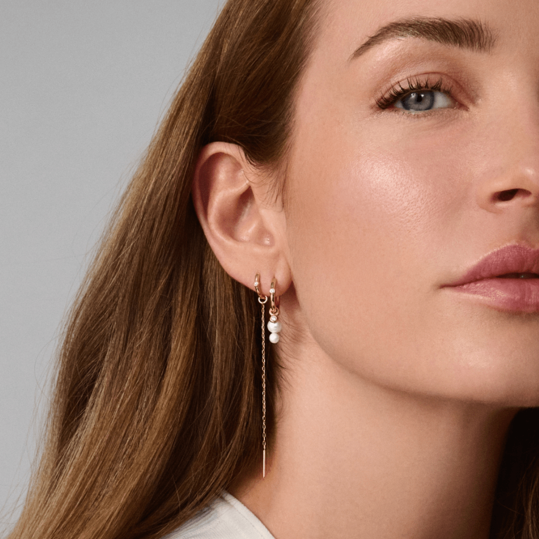 Model bærer Duo Purity Hoop Look med hoops og perlevedhæng på øret