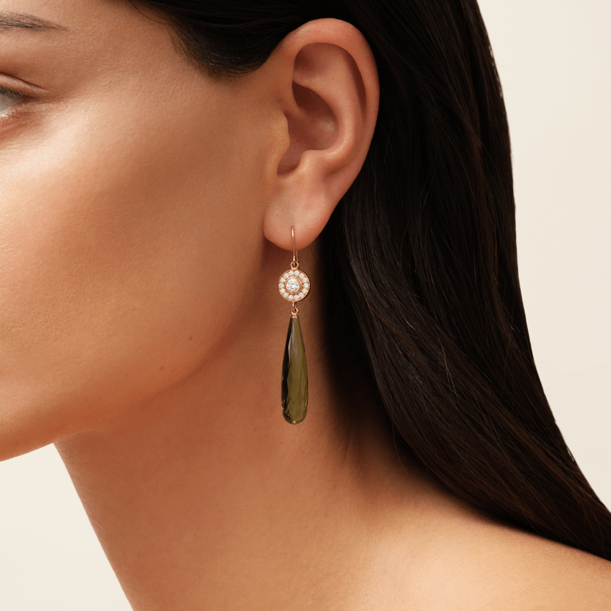 Heritage øreringe i 18K guld med Olive Quartz-dråbe, båret i øret – nærbillede