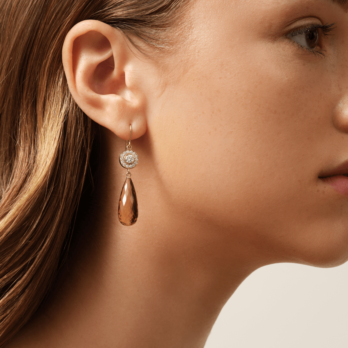 Heritage-øreringe med Champagne Quartz-dråber i 18kt guld, båret i øret, close-up