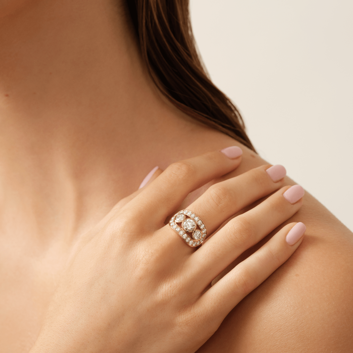 Heritage Trio Ring båret på hånden hvilende ved skulderen.