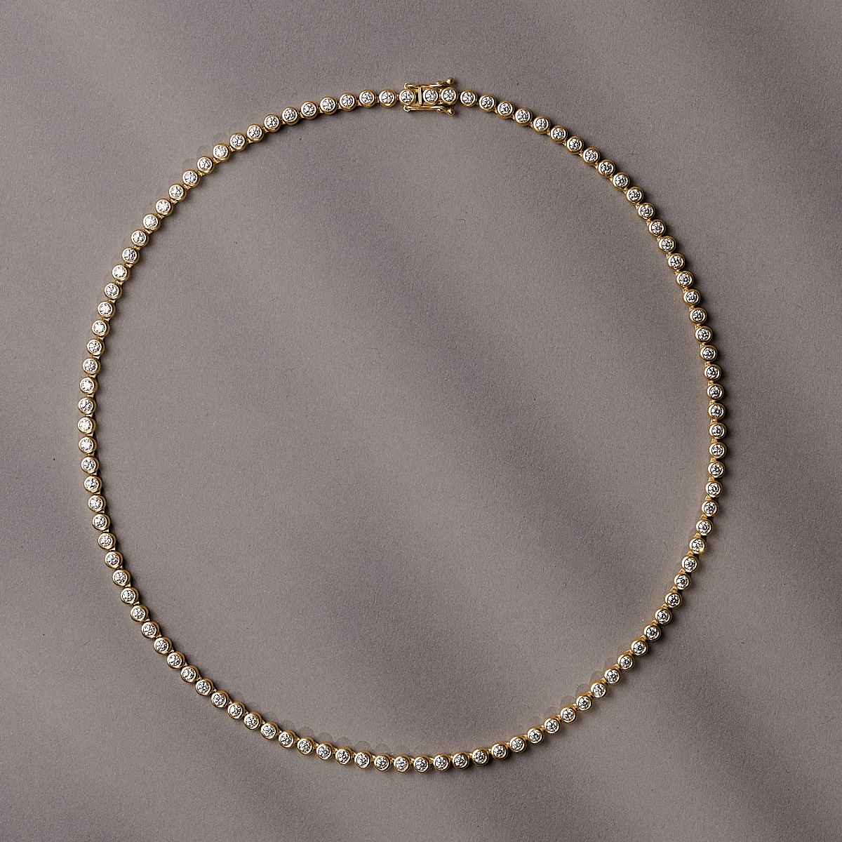 Lumi Collier i 18 karat guld med diamanter, flat lay